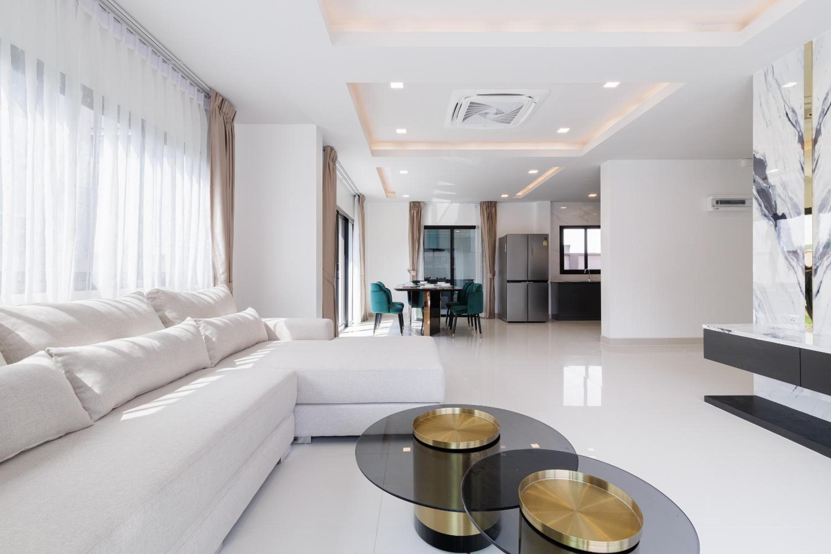 3-bedroom, 3-bathroom townhouse, community with swimming pool, gym, walking street for 20 minutes by car
