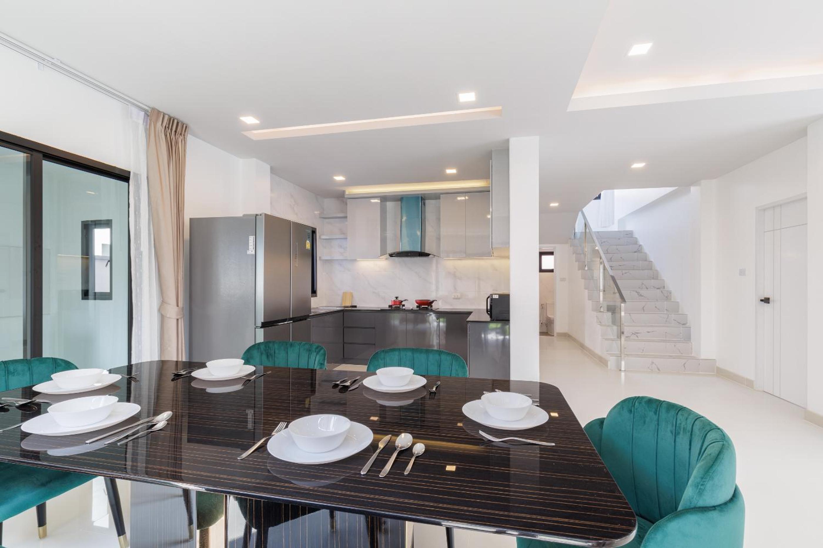 3-bedroom, 3-bathroom townhouse, community with swimming pool, gym, walking street for 20 minutes by car