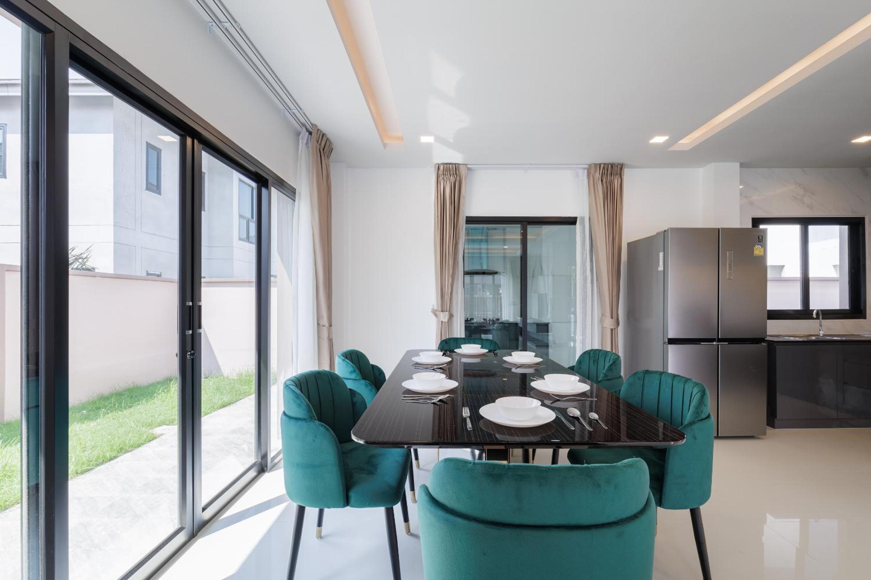 3-bedroom, 3-bathroom townhouse, community with swimming pool, gym, walking street for 20 minutes by car
