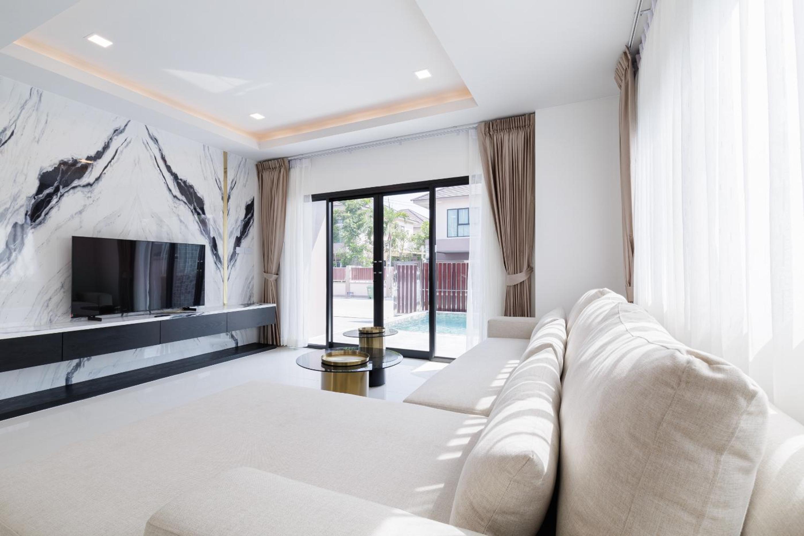 3-bedroom, 3-bathroom townhouse, community with swimming pool, gym, walking street for 20 minutes by car