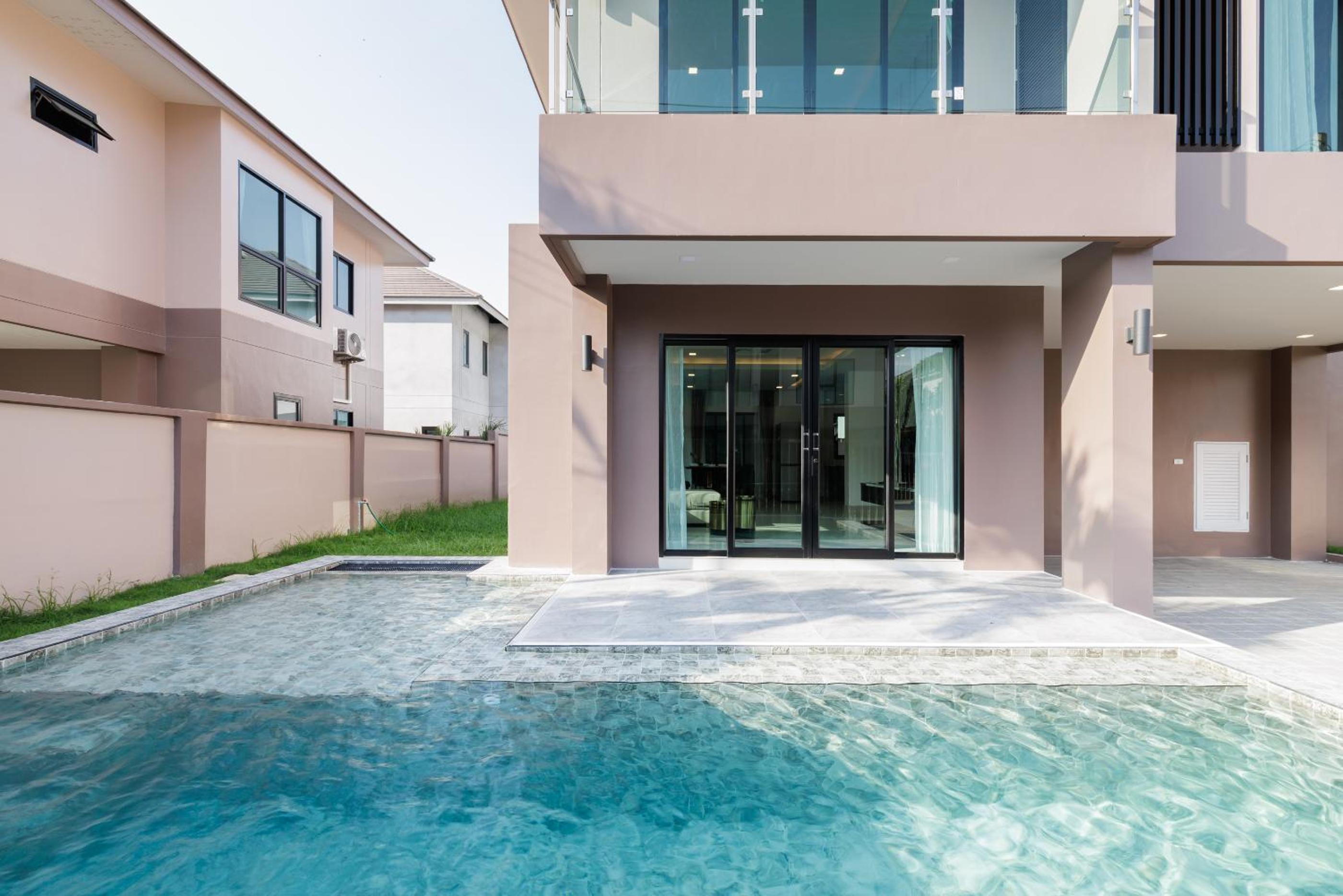 3-bedroom, 3-bathroom townhouse, community with swimming pool, gym, walking street for 20 minutes by car