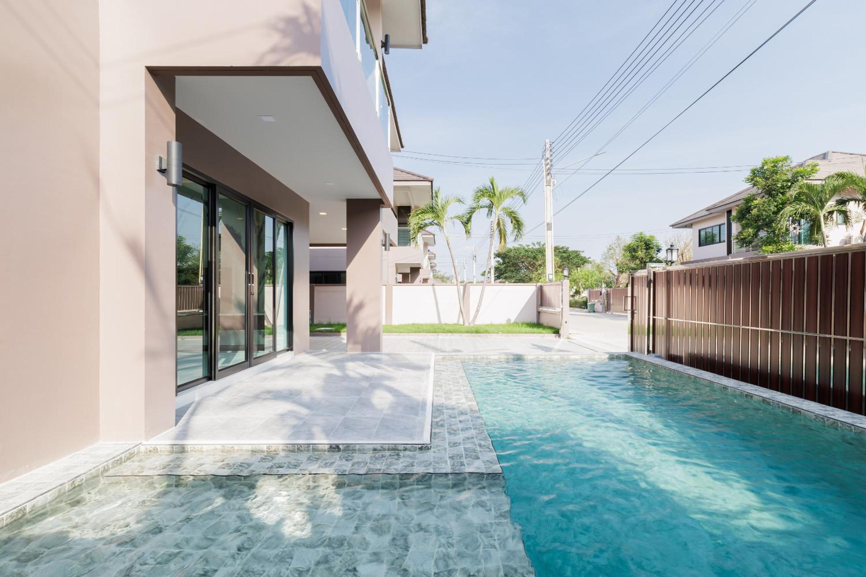 3-bedroom, 3-bathroom townhouse, community with swimming pool, gym, walking street for 20 minutes by car