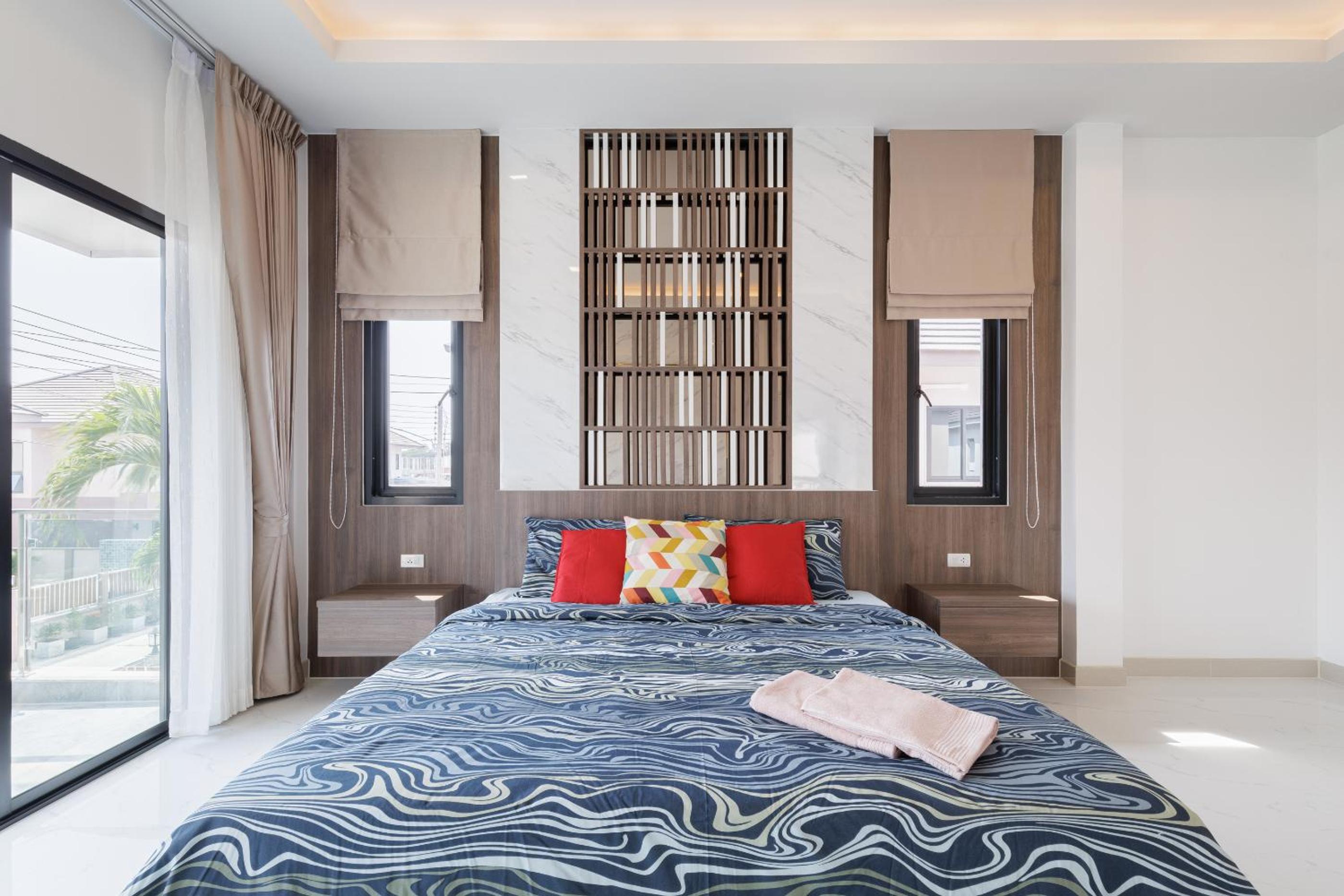 3-bedroom, 3-bathroom townhouse, community with swimming pool, gym, walking street for 20 minutes by car