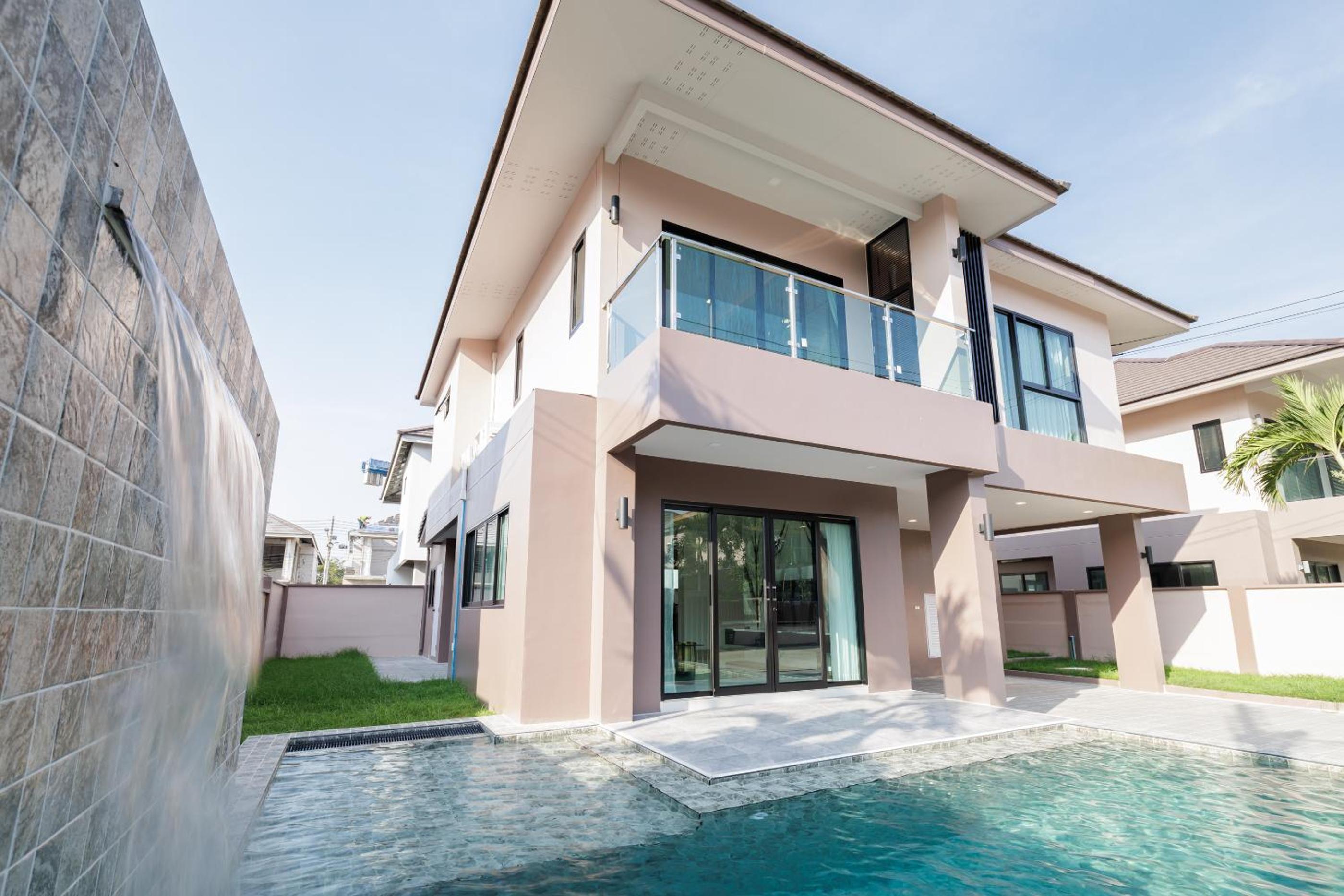 3-bedroom, 3-bathroom townhouse, community with swimming pool, gym, walking street for 20 minutes by car
