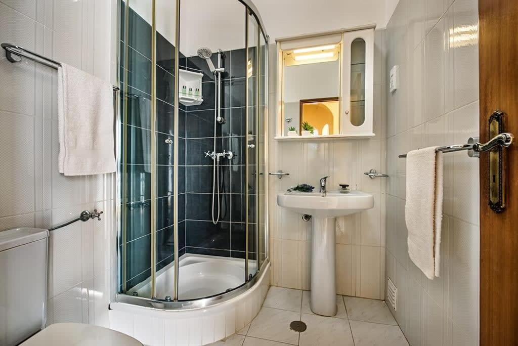 Villa Cabrita, Superb location, large villa, walk to restaurants, supermarkets beach view 4