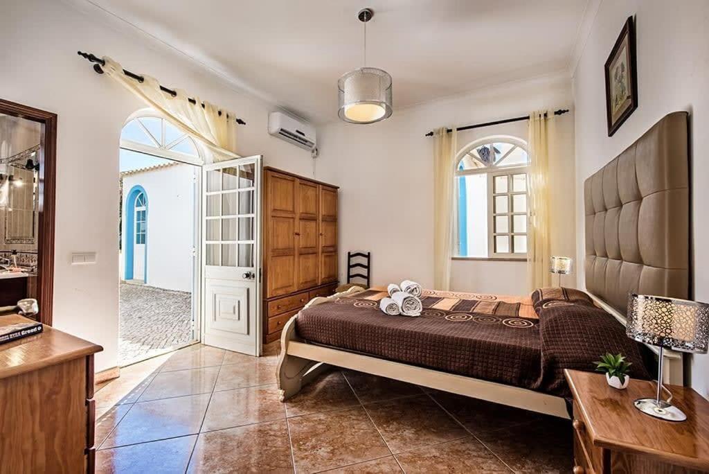 Villa Cabrita, Superb location, large villa, walk to restaurants, supermarkets beach view 5