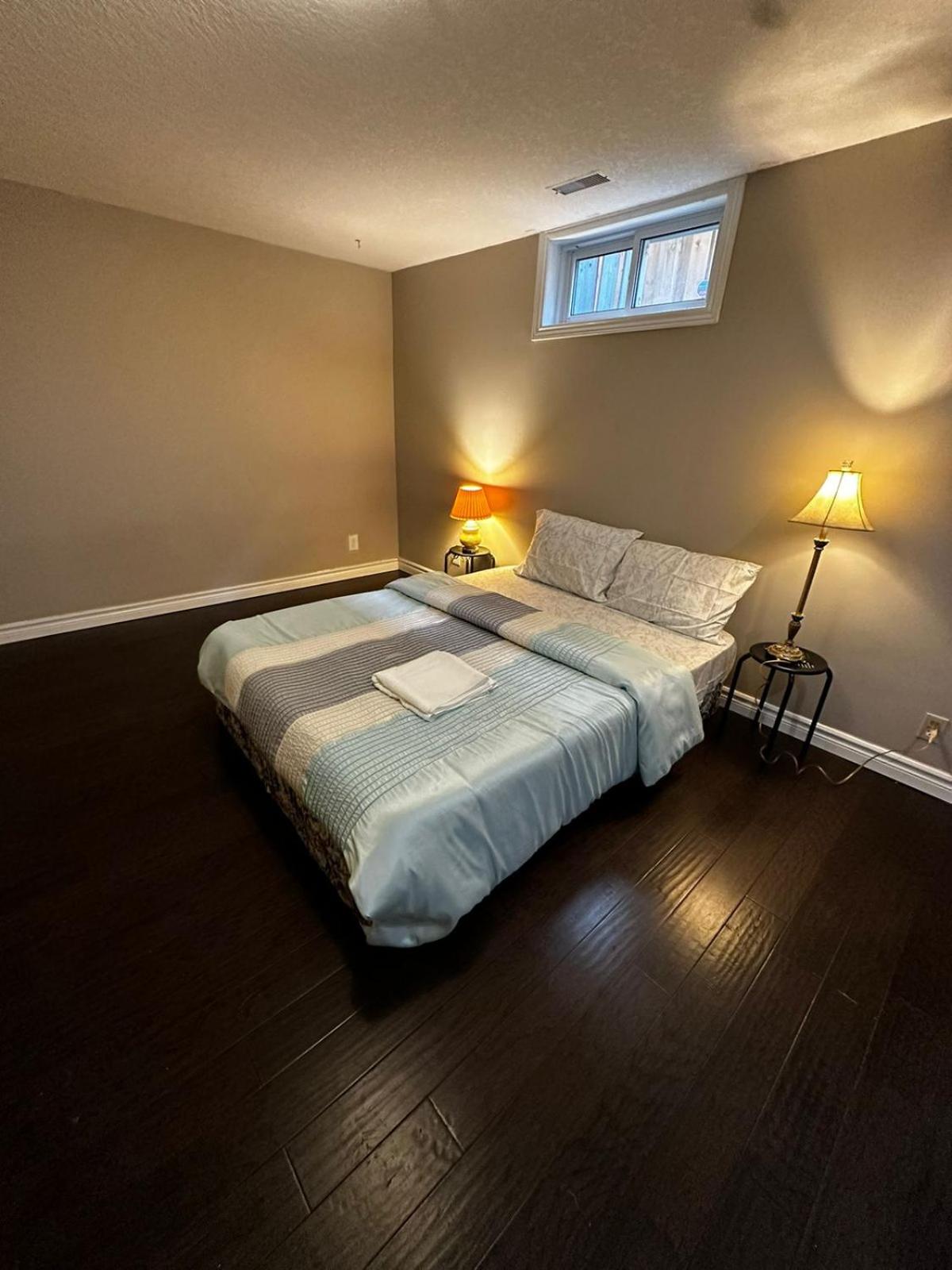 Deluxe Room Close to Restaurants, Plaza, Shopping, Gym & Colleges K1