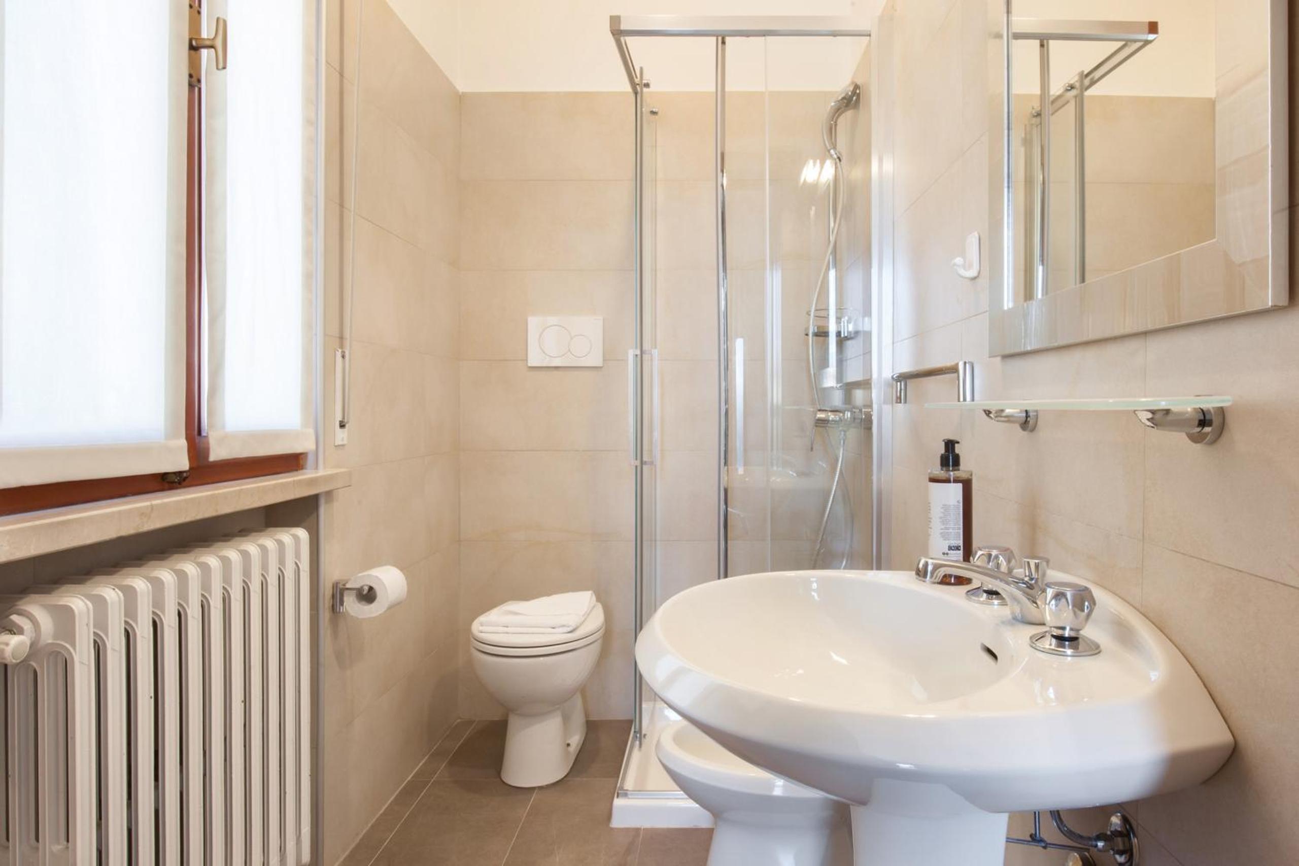 Ca' Le Terrazze With Pool en Garda — bathroom