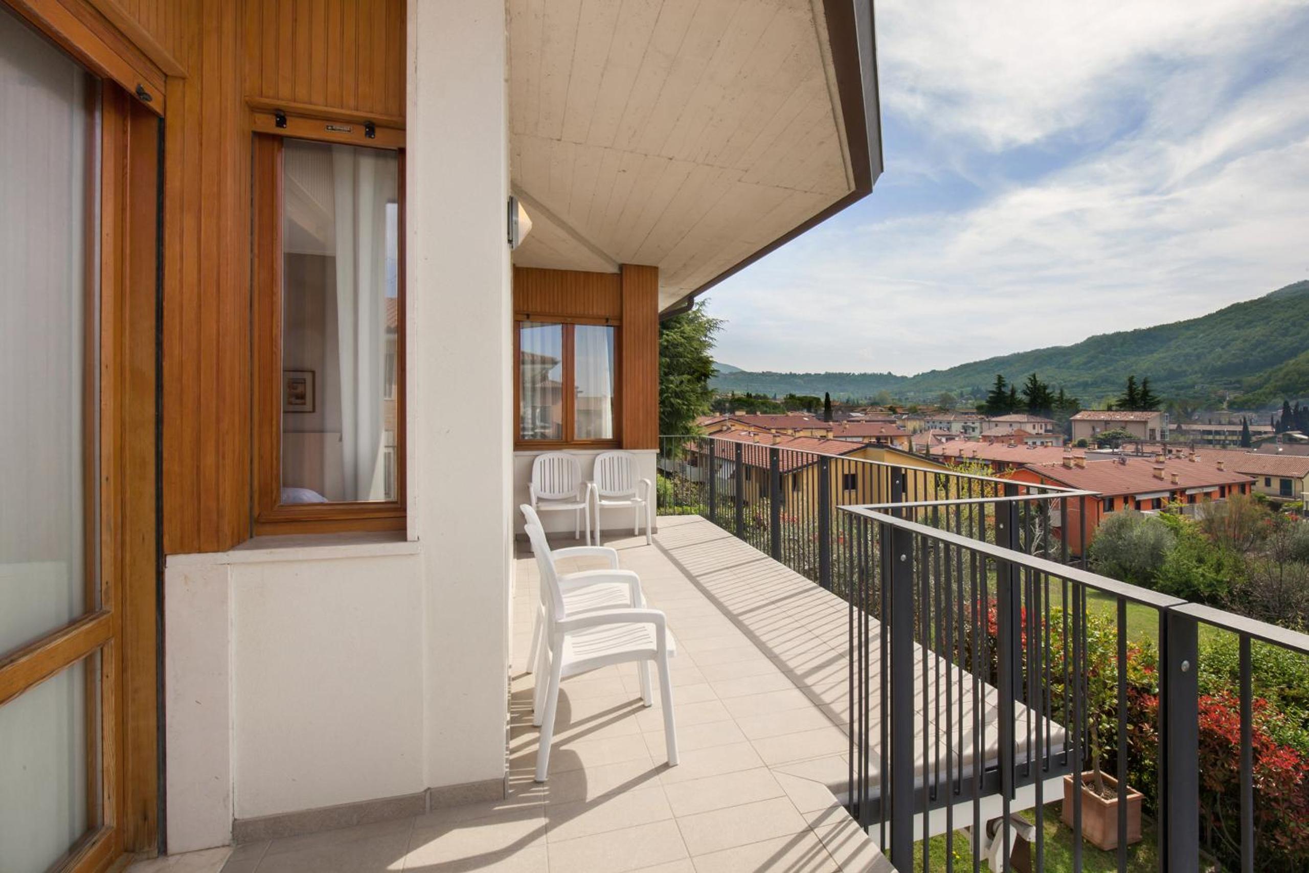 Ca' Le Terrazze With Pool en Garda — balance & terrace