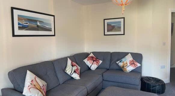 Seaside View Apartment - Sunny bright two bedroom apartment - Lift inside view 3