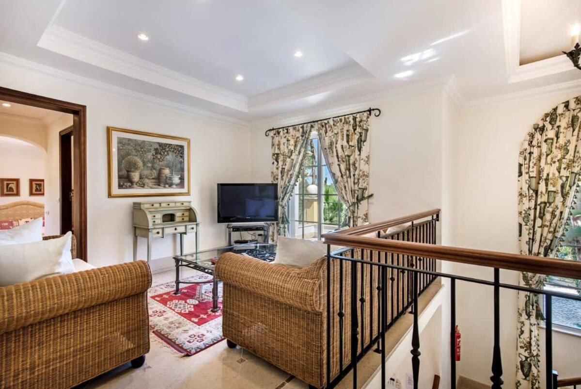 Villa Plaza - beautiful spacious house off roundabout 6 Quinta Do Lago