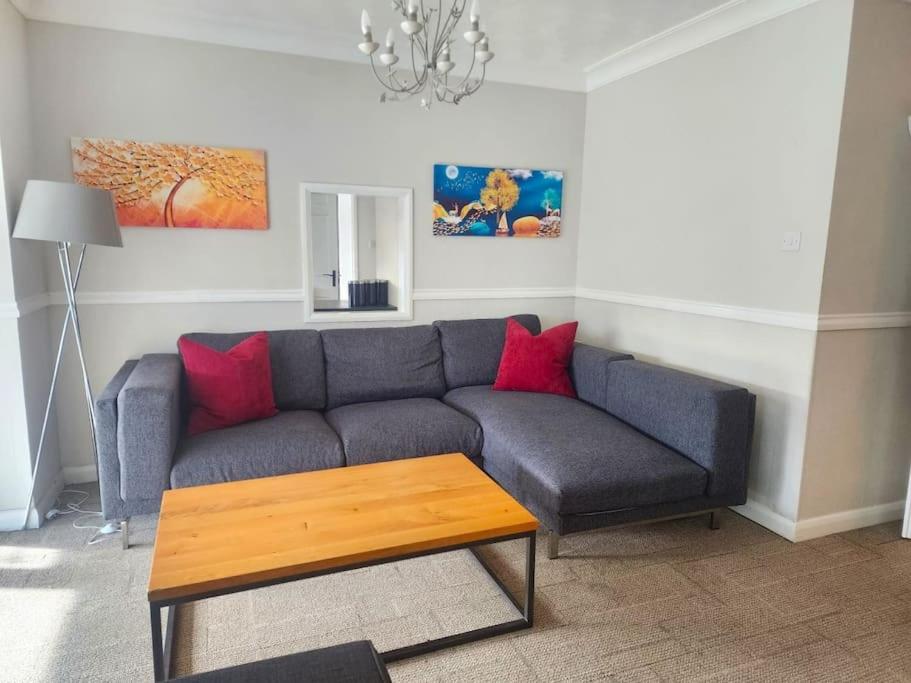 Kennedy Villa - 5 Bedroom House with Hot Tub, WiFi, Free parkings, Close to Bicester Village view 5