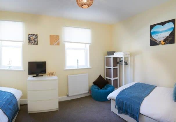 Beach Rest - Sleeps 5 great central location view 5