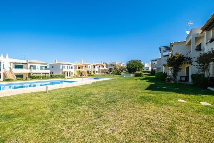 Apartment Pera - great complex, communal pool