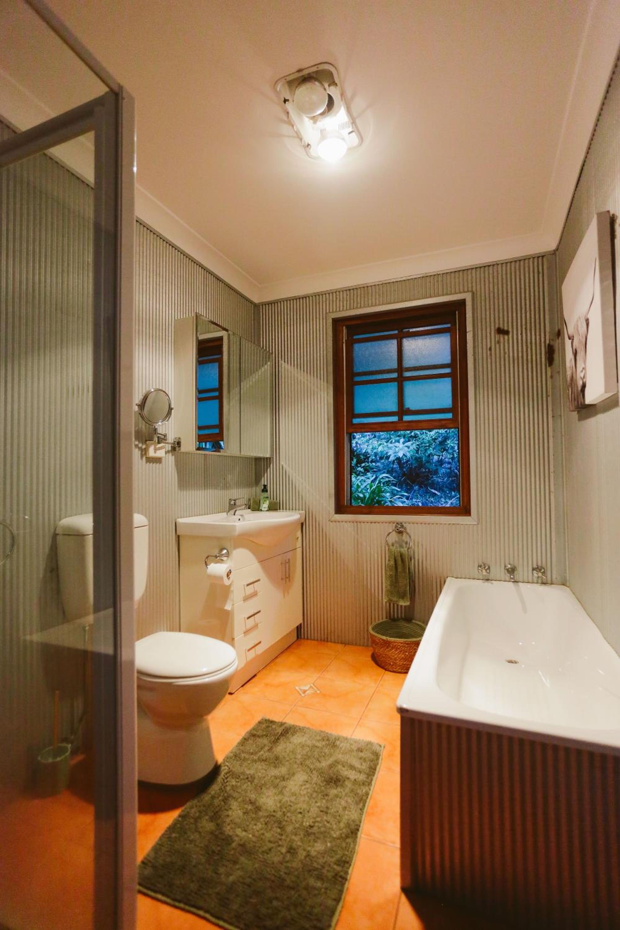 Hinterland Retreat on 30 acres - Sleeps 6