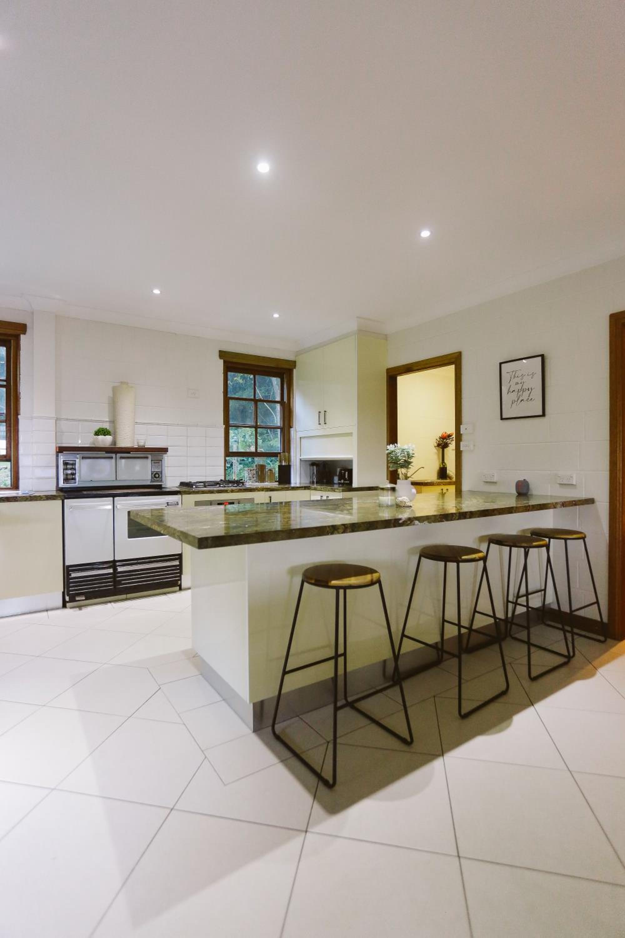 Hinterland Retreat on 30 acres - Sleeps 6