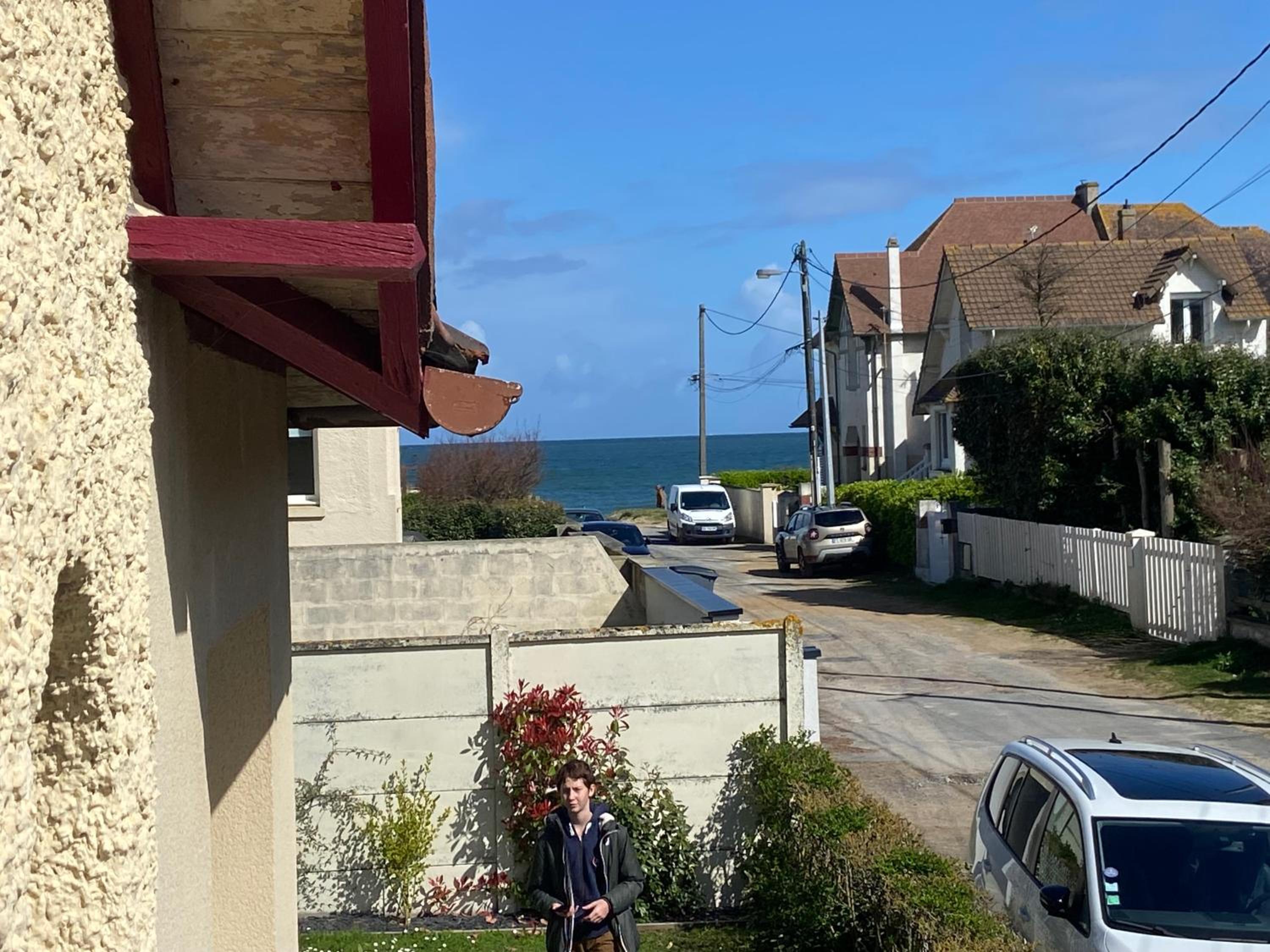 La plage au bout du jardin / Sword Beach cottage