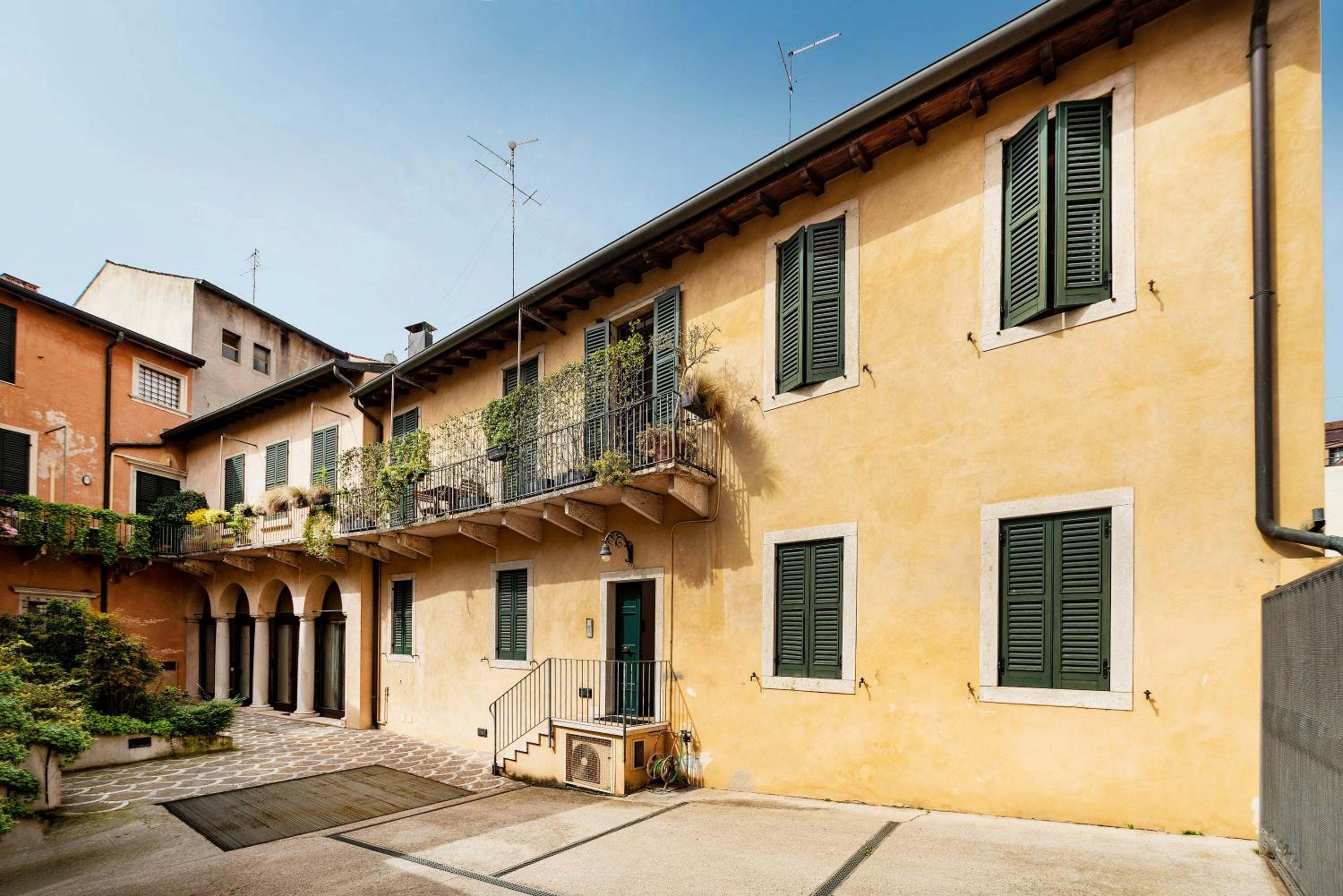 Italianflat - Verona Arches Studio Flat view 2
