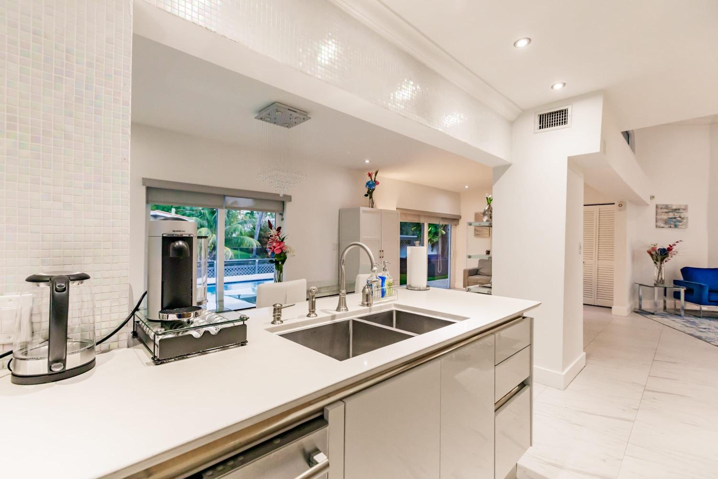 Uhost AI - 5BR Miami Home - Pool & Hot Tub