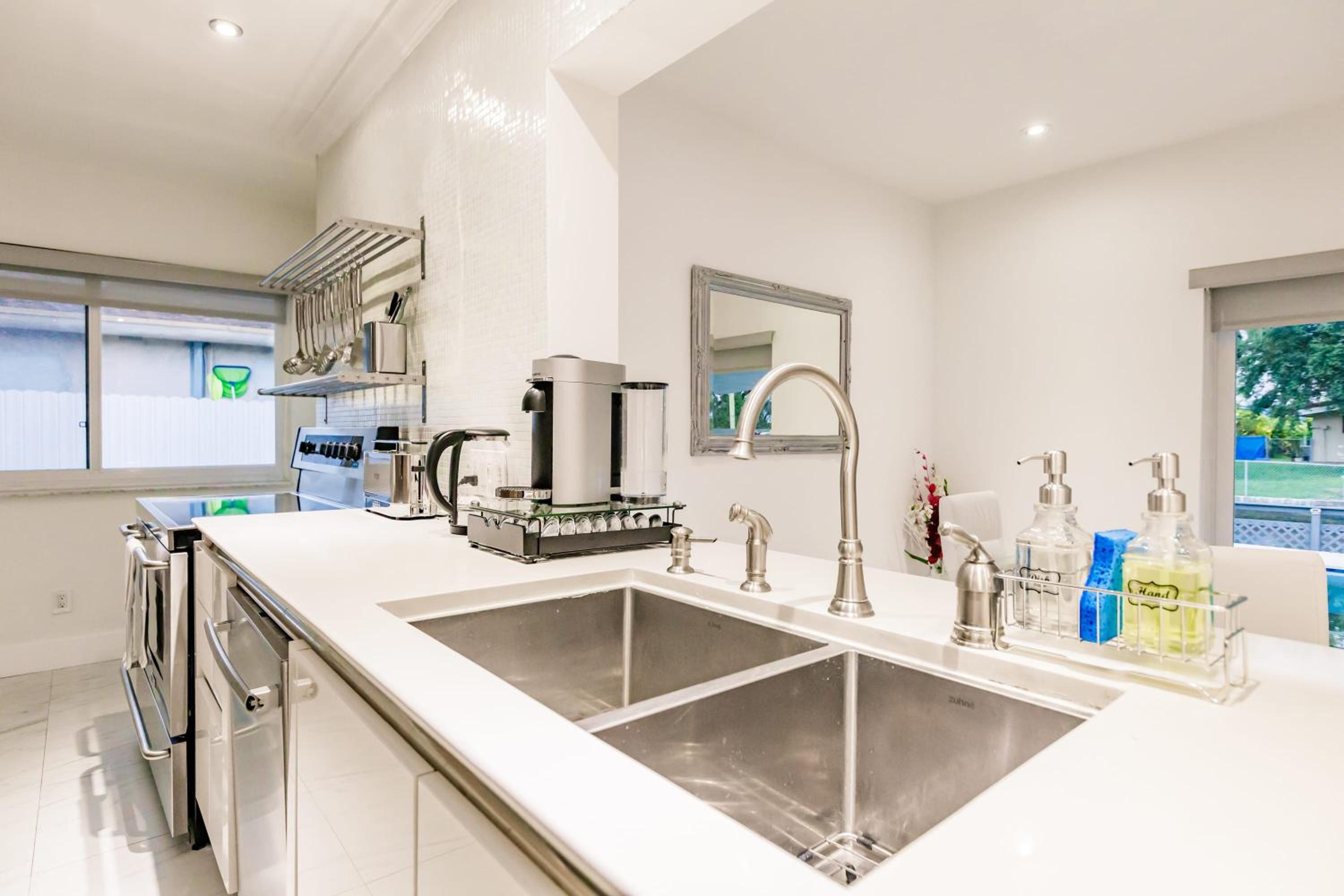 Uhost AI - 5BR Miami Home - Pool & Hot Tub