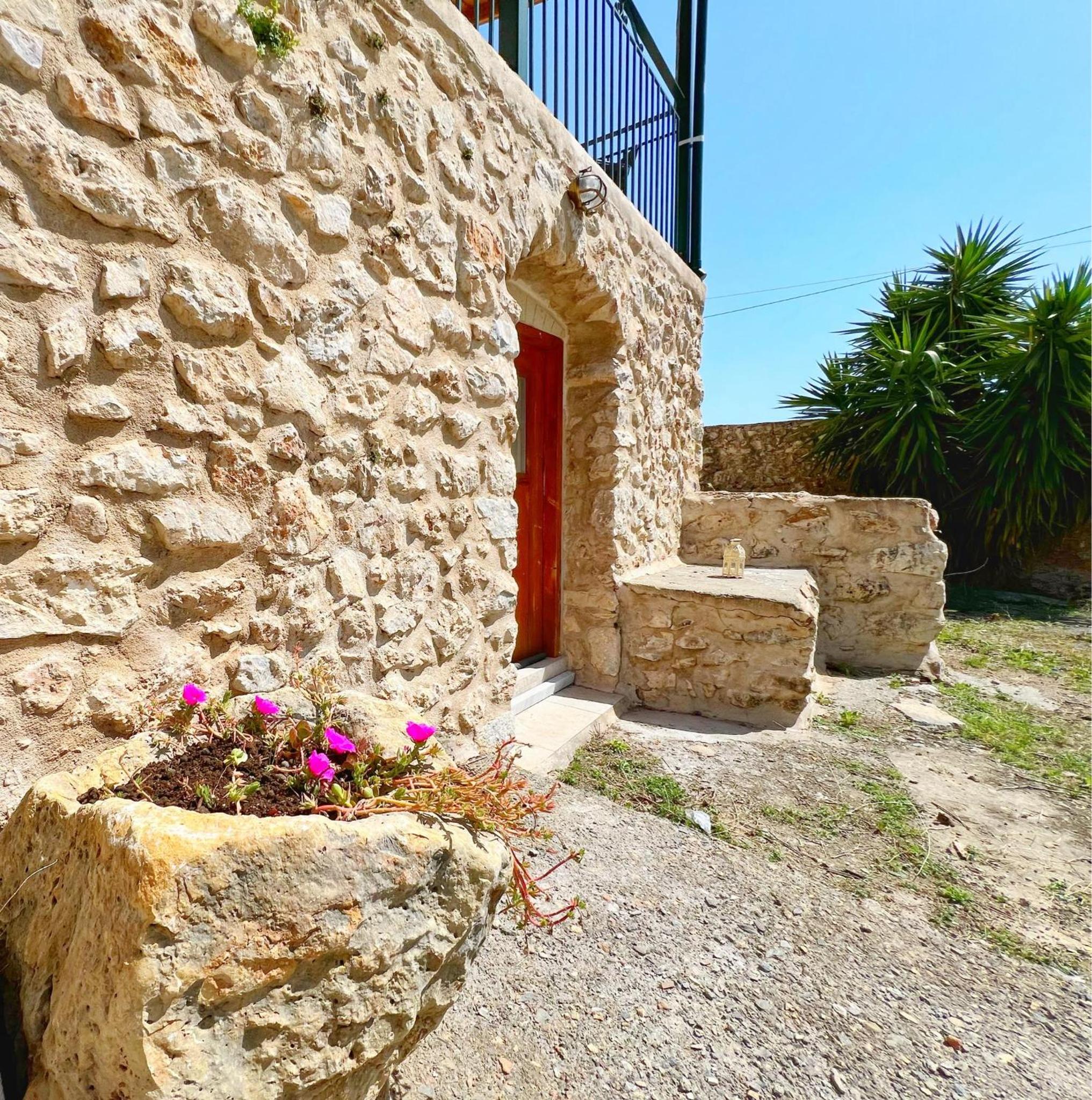 Leonidas' Guest House view 3