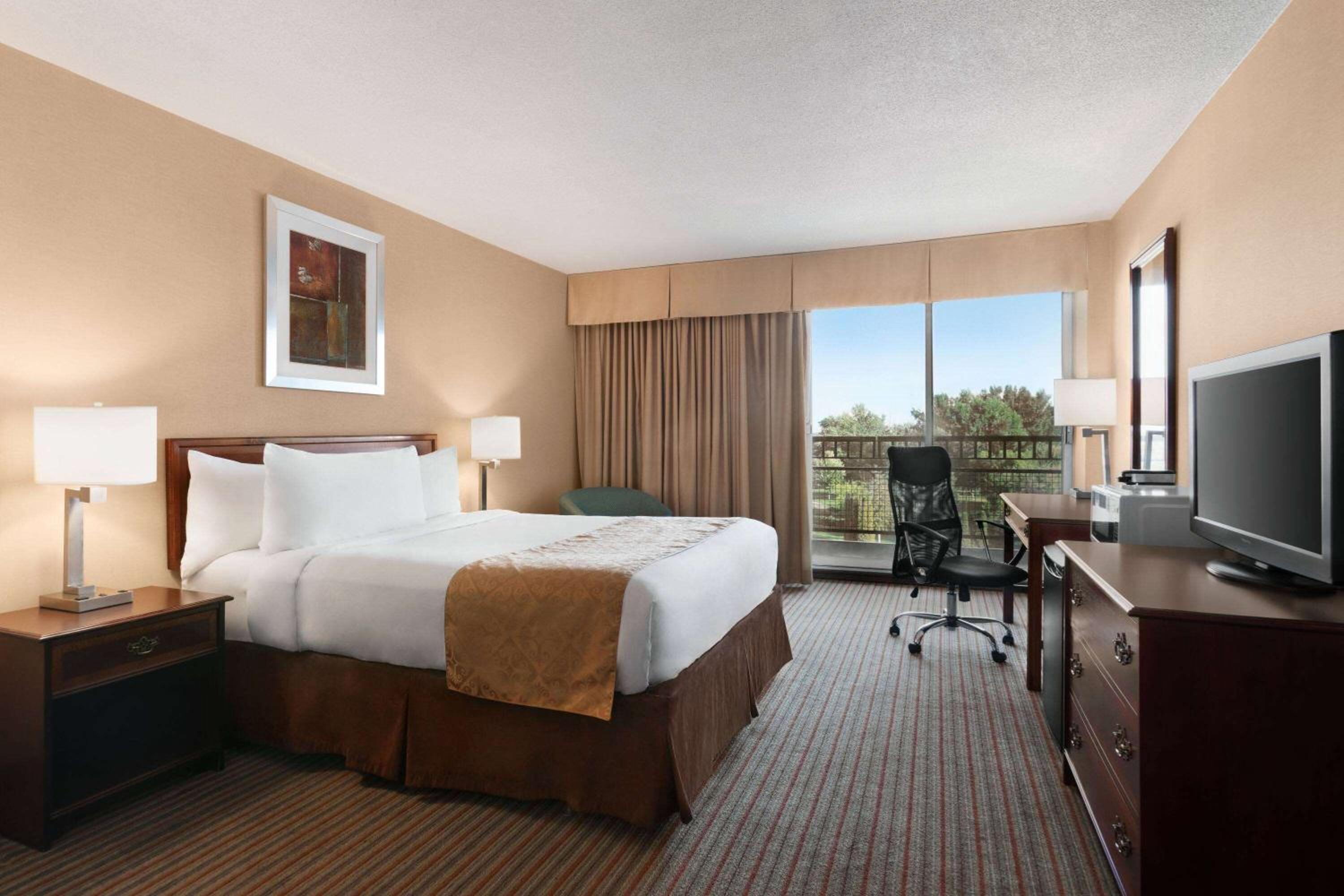 Belleville Vacations - Ramada by Wyndham Belleville Harbourview Conference Center - Property Image 17