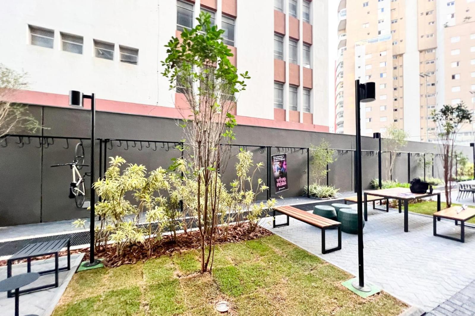 Apartamento com Varanda Excelente Localização no Itaim bibi