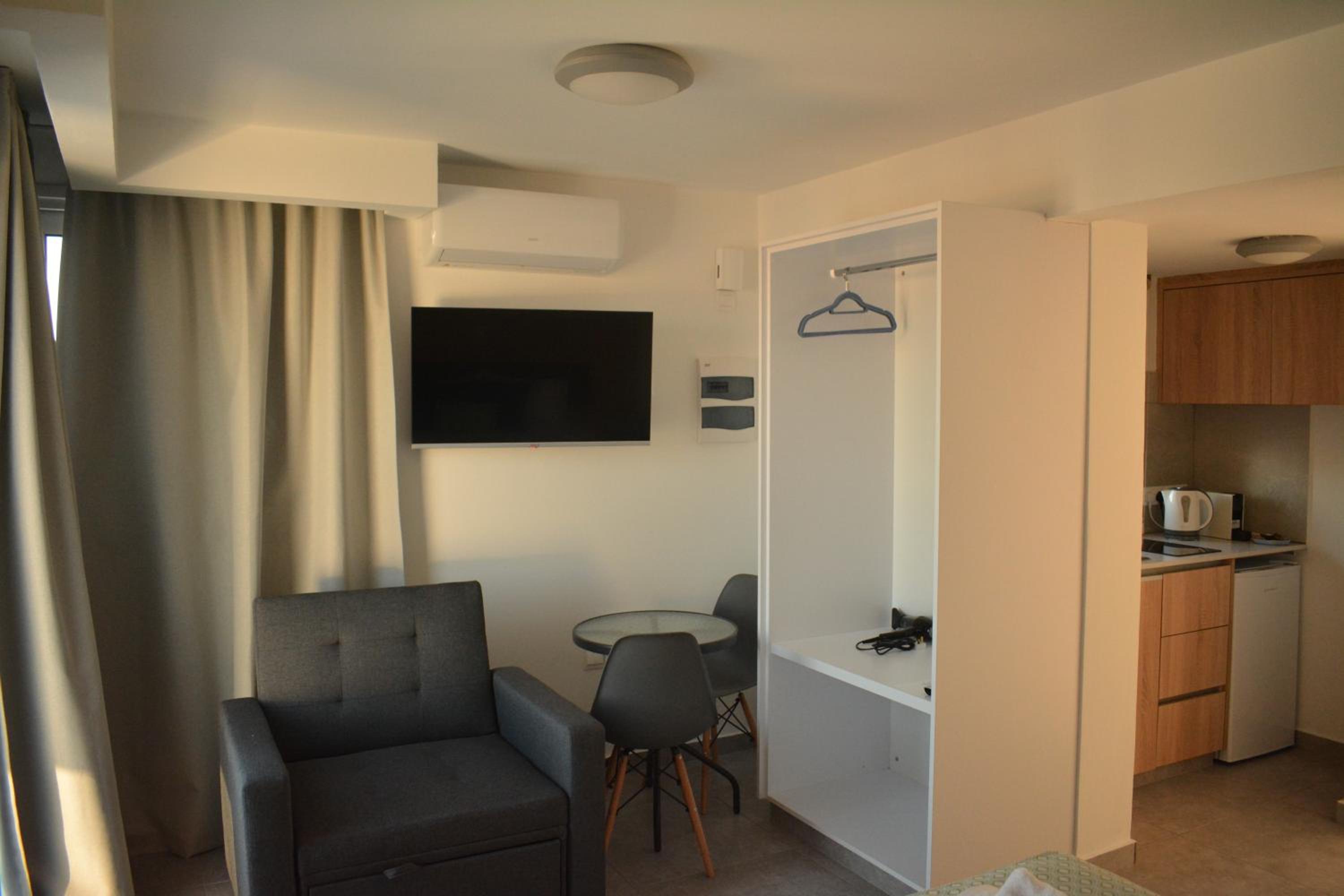 Green Bay Suites
