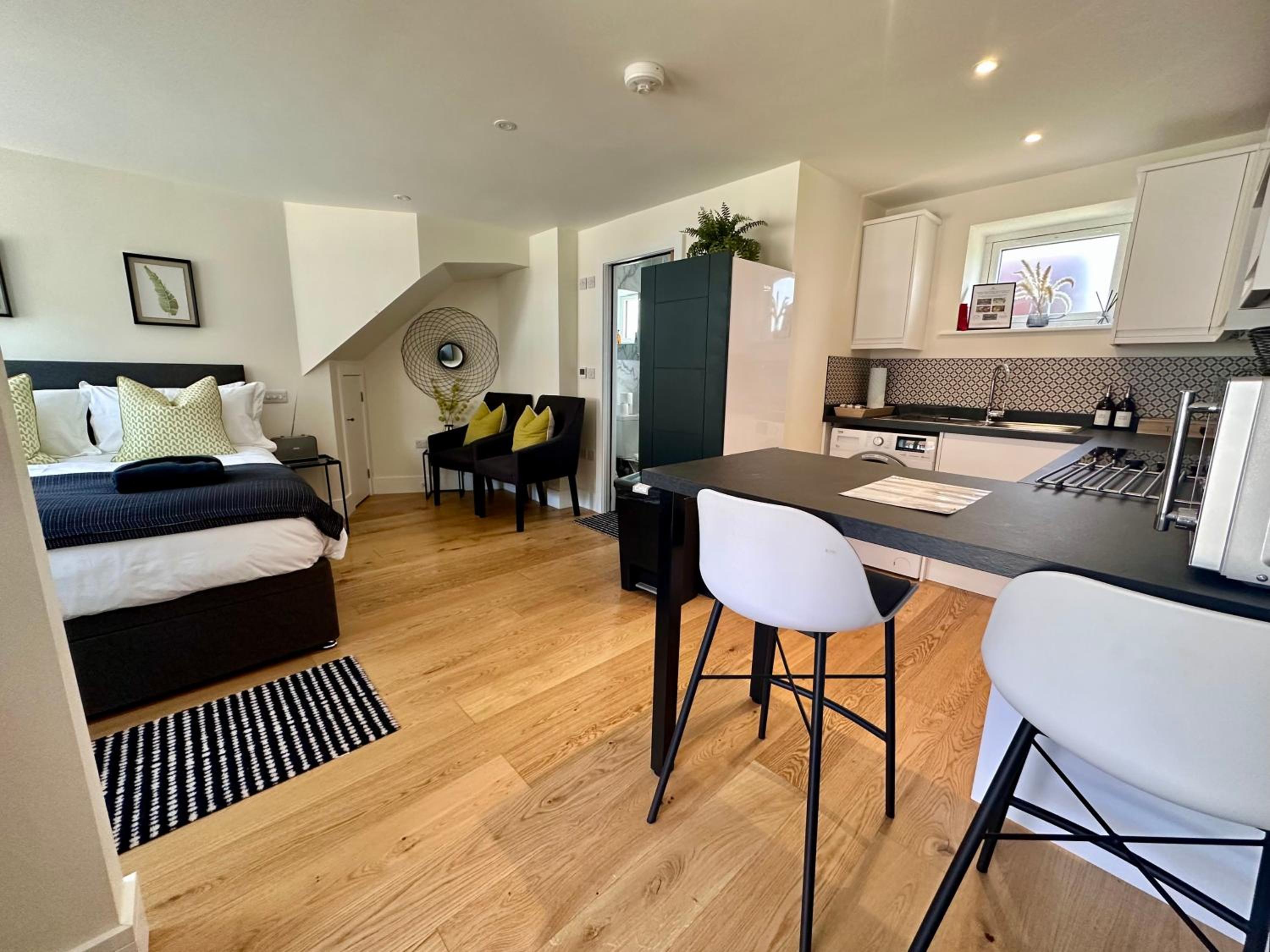 New studio apartment - minutes walk to Cathedral view 5