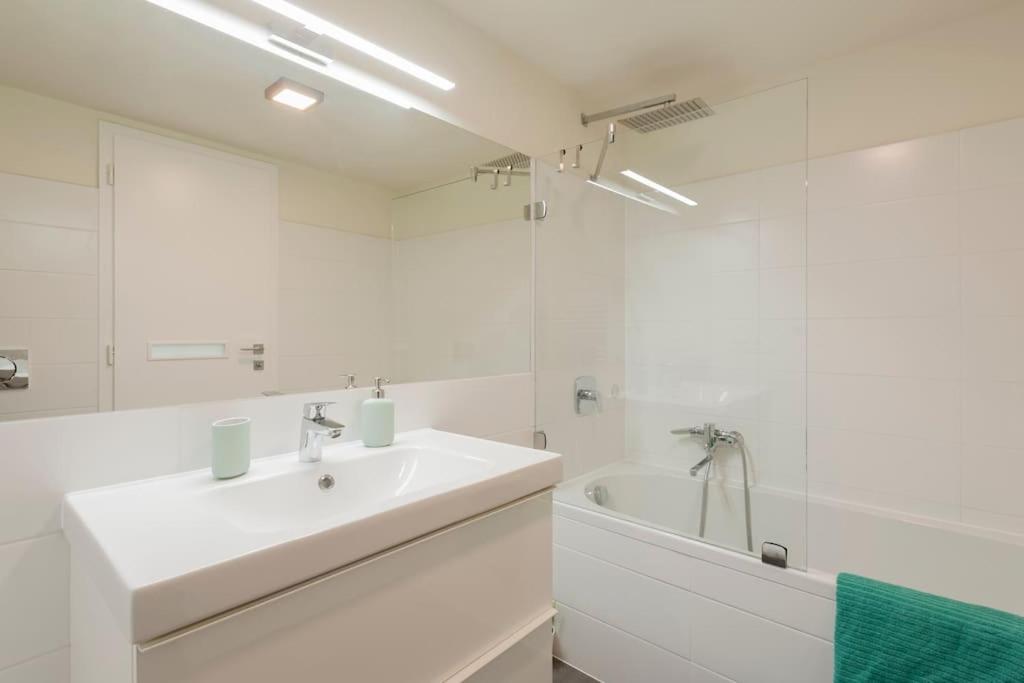 LUXURY NEW-3BDR 3BTH SAUNA!CITY CENTER view 2