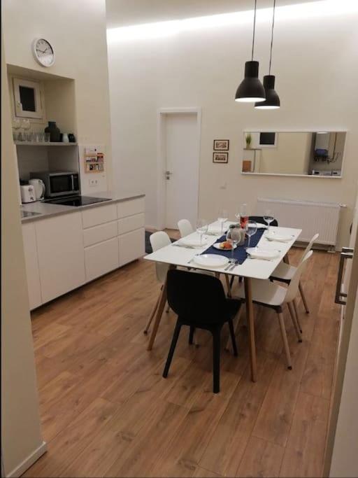 LUXURY NEW-3BDR 3BTH SAUNA!CITY CENTER view 4