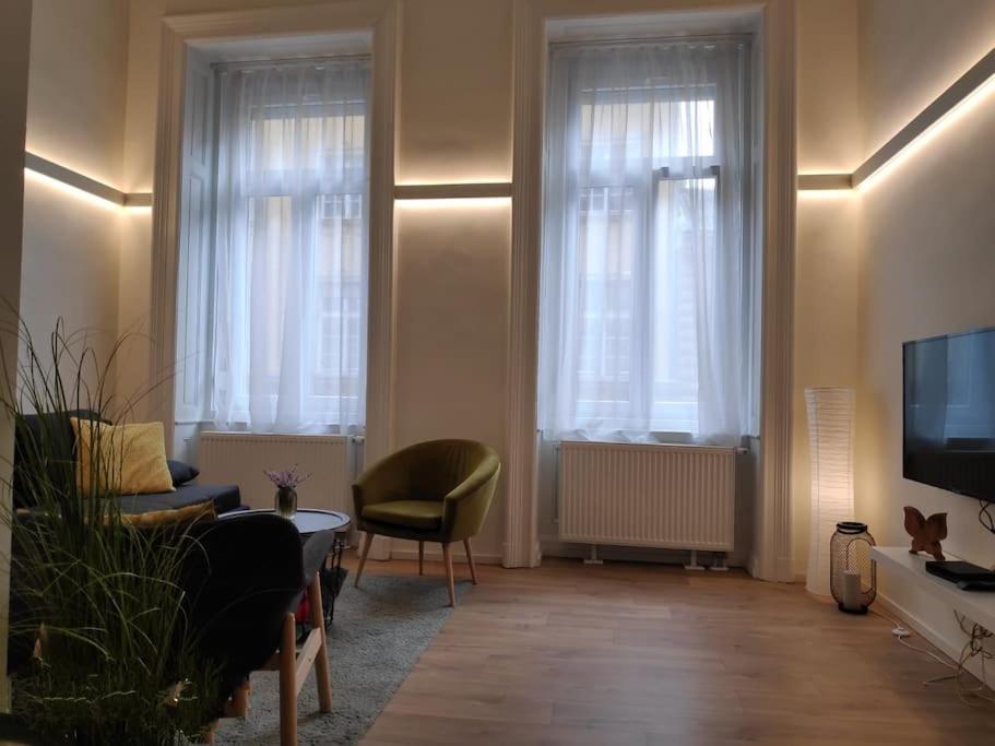 LUXURY NEW-3BDR 3BTH SAUNA!CITY CENTER view 5