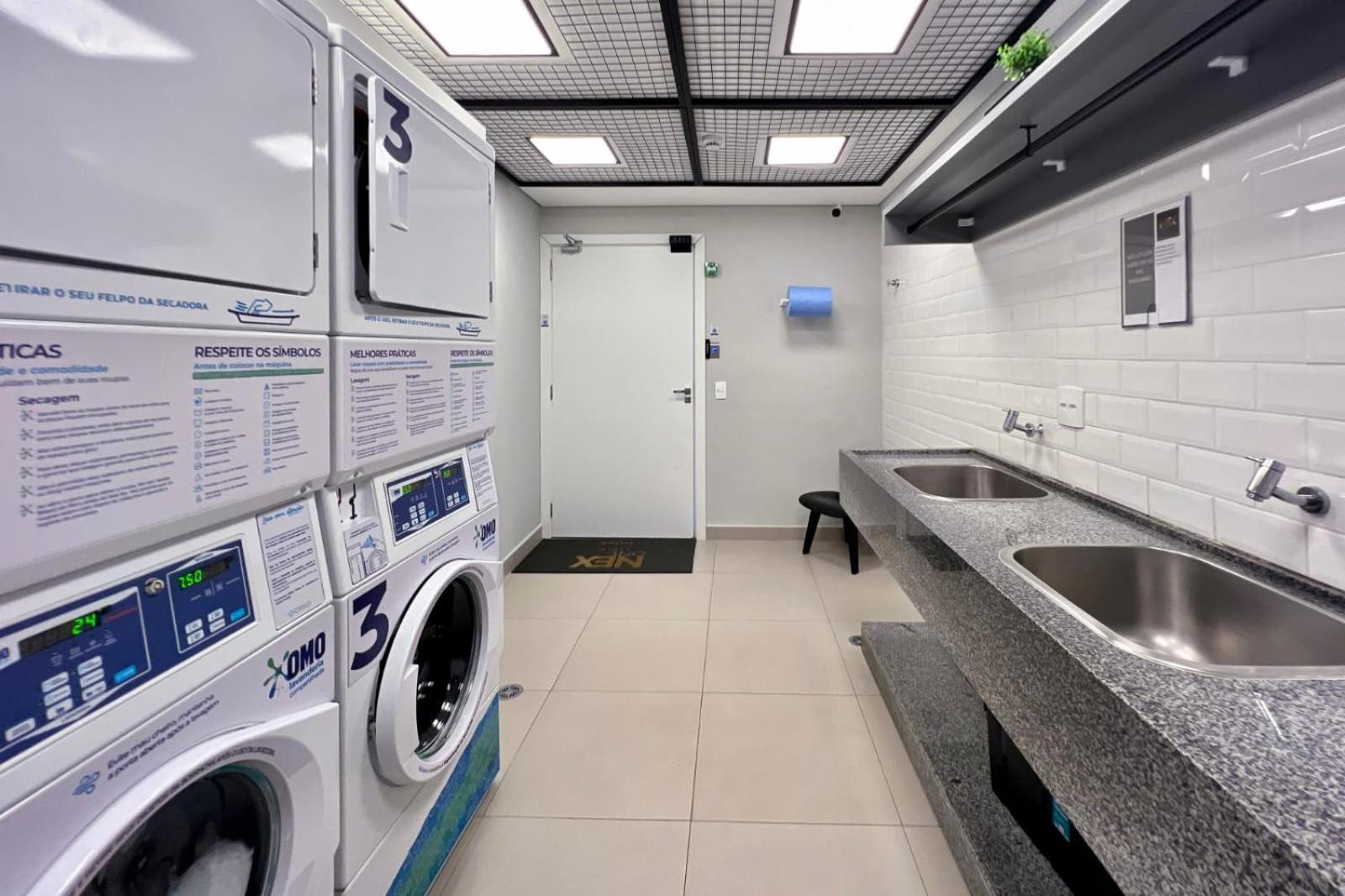 Apartamento com Varanda Excelente Localização no Itaim bibi