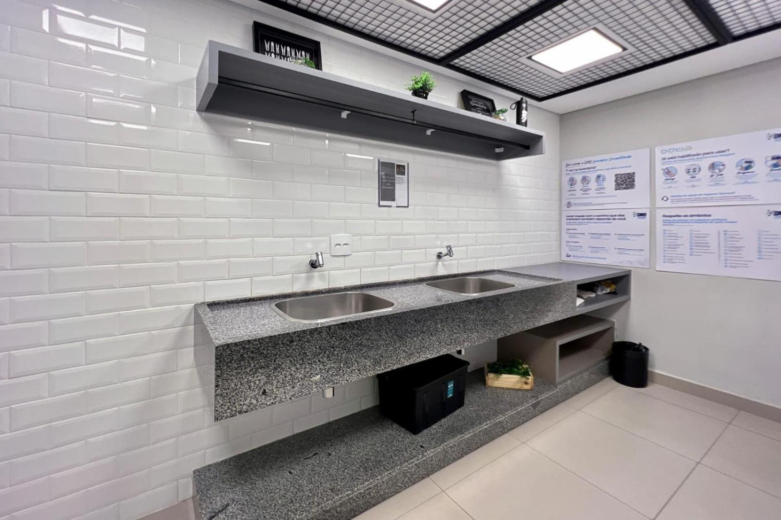 Apartamento com Varanda Excelente Localização no Itaim bibi