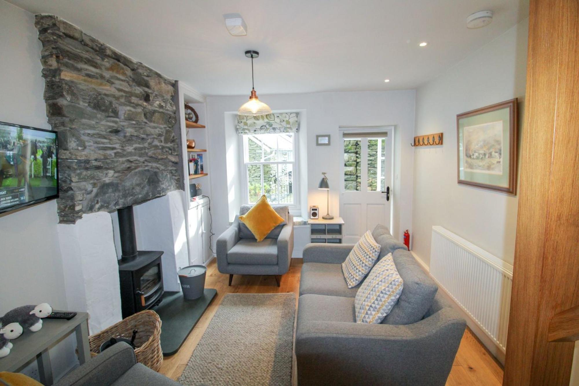 Cosy Cottage within walking distance of shops, pubs in Ambleside with wood burning stove
