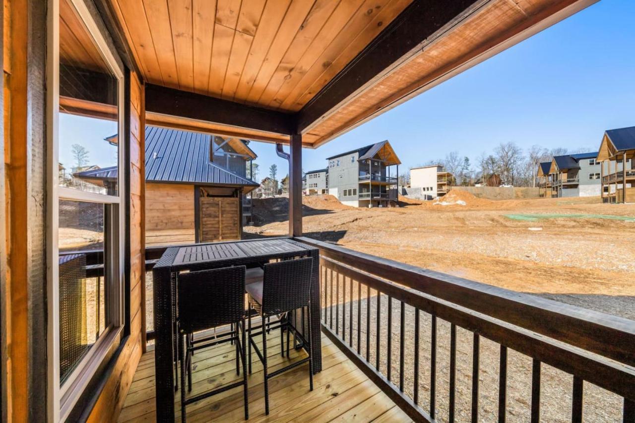 Bearfoot Bungalow NEW BUILD w Hot Tub Arcade view 2