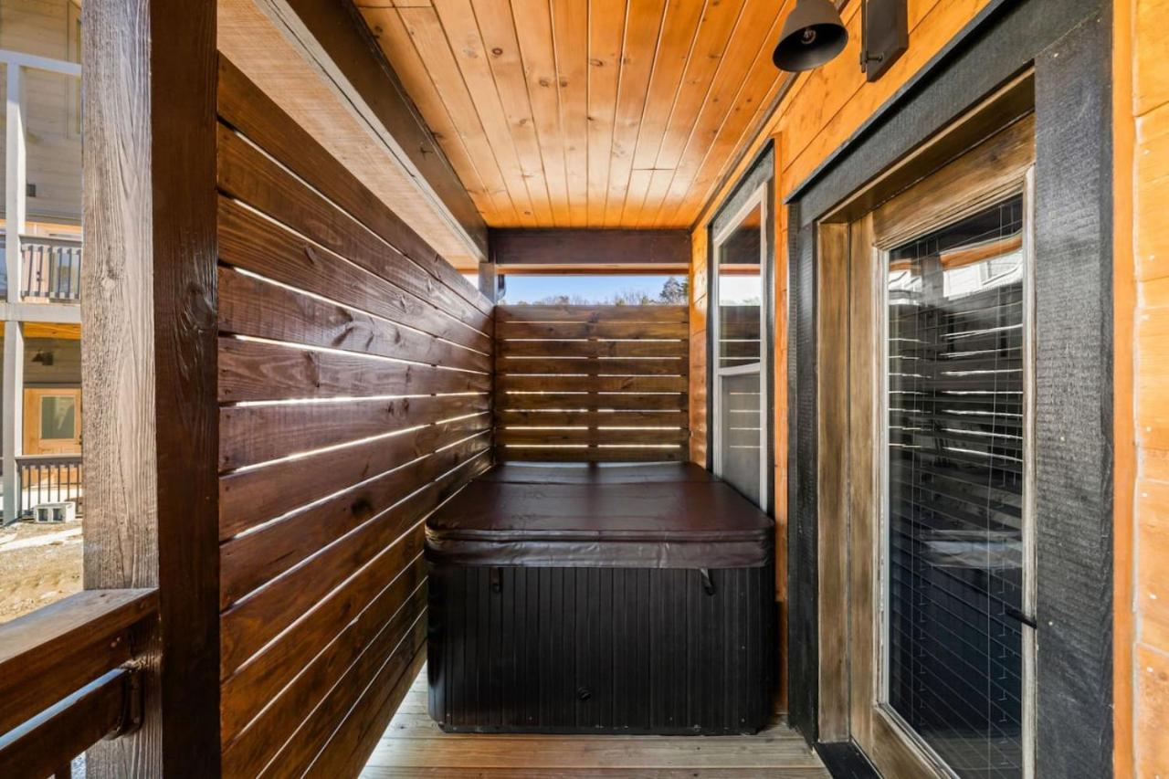 Bearfoot Bungalow NEW BUILD w Hot Tub Arcade view 3
