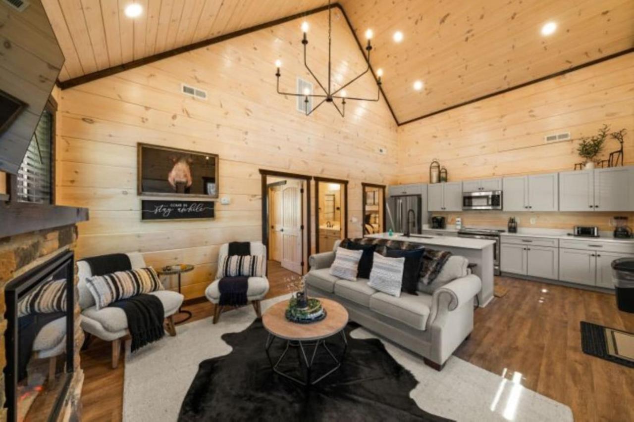 Bearfoot Bungalow NEW BUILD w Hot Tub Arcade view 4
