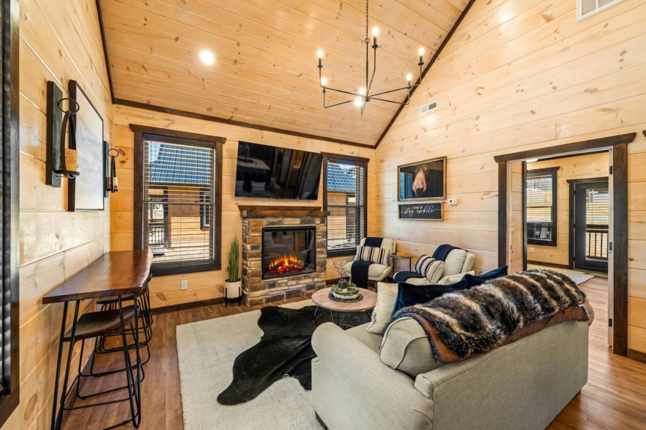 Bearfoot Bungalow NEW BUILD w Hot Tub Arcade view 5