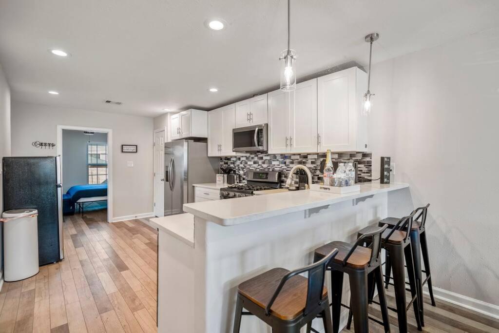 Winter Retreat 3b 3ba Huge backyard Mins from Downtown view 4