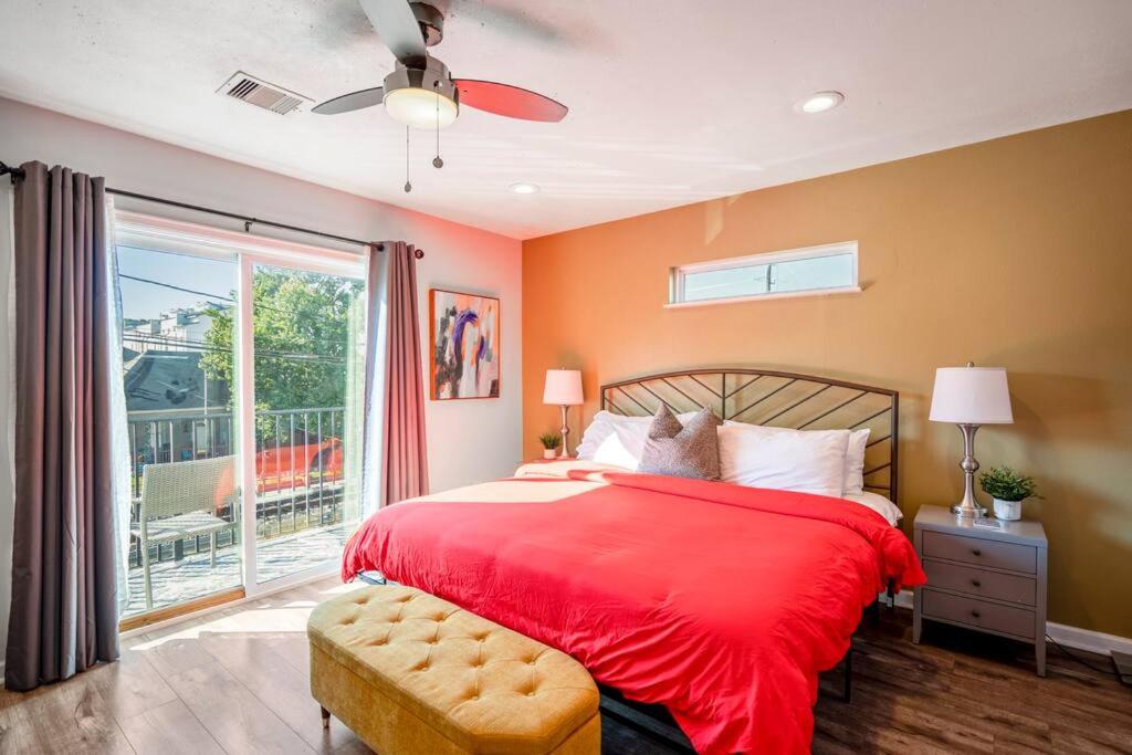 Winter Retreat 3b 3ba Huge backyard Mins from Downtown view 3