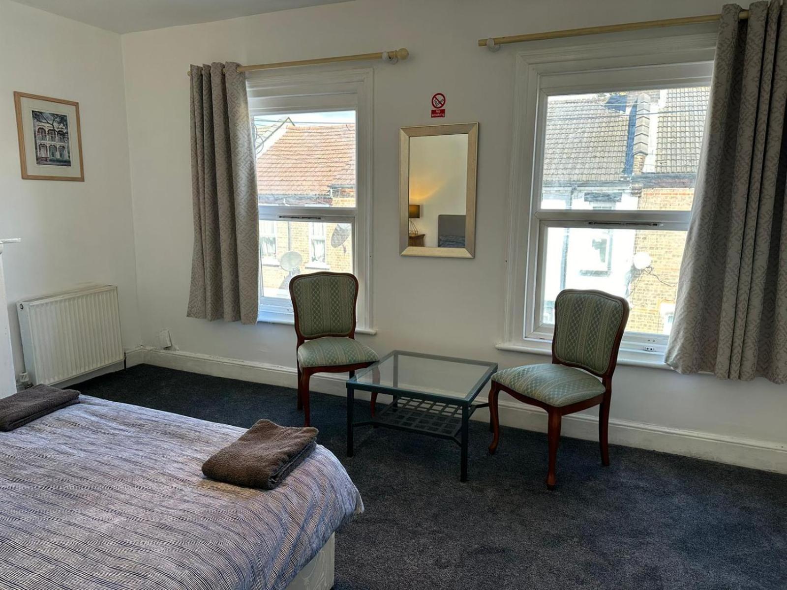 Luton Town House Near AIRPORT view 4