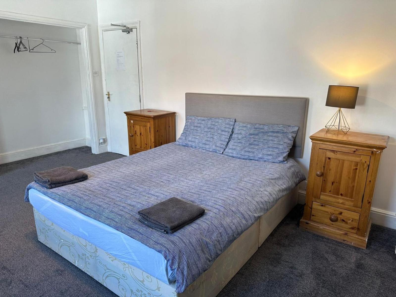 Luton Town House Near AIRPORT view 3