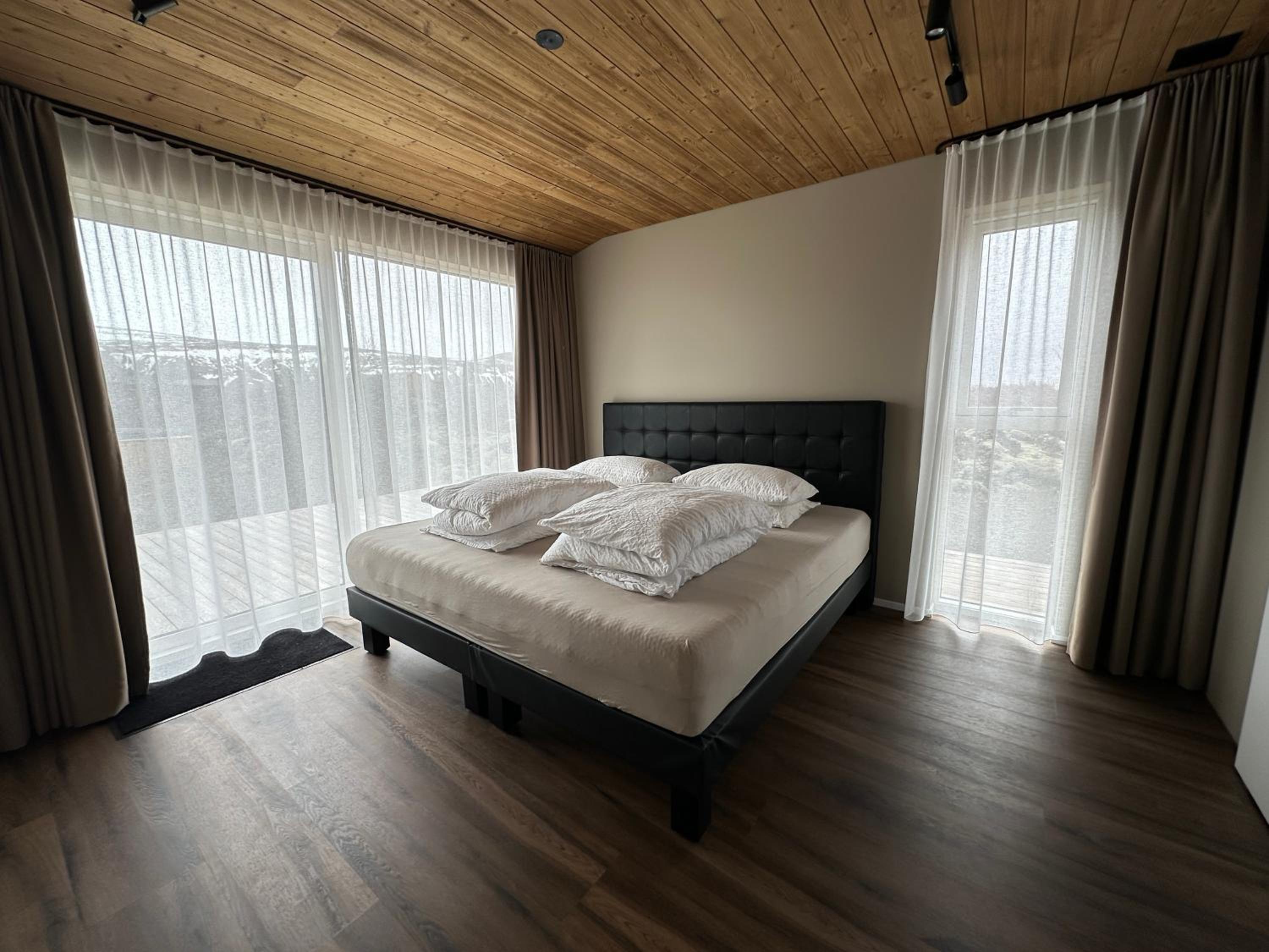 Modern and family friendly Chalet with Ouside Spa - Birta Rentals view 5