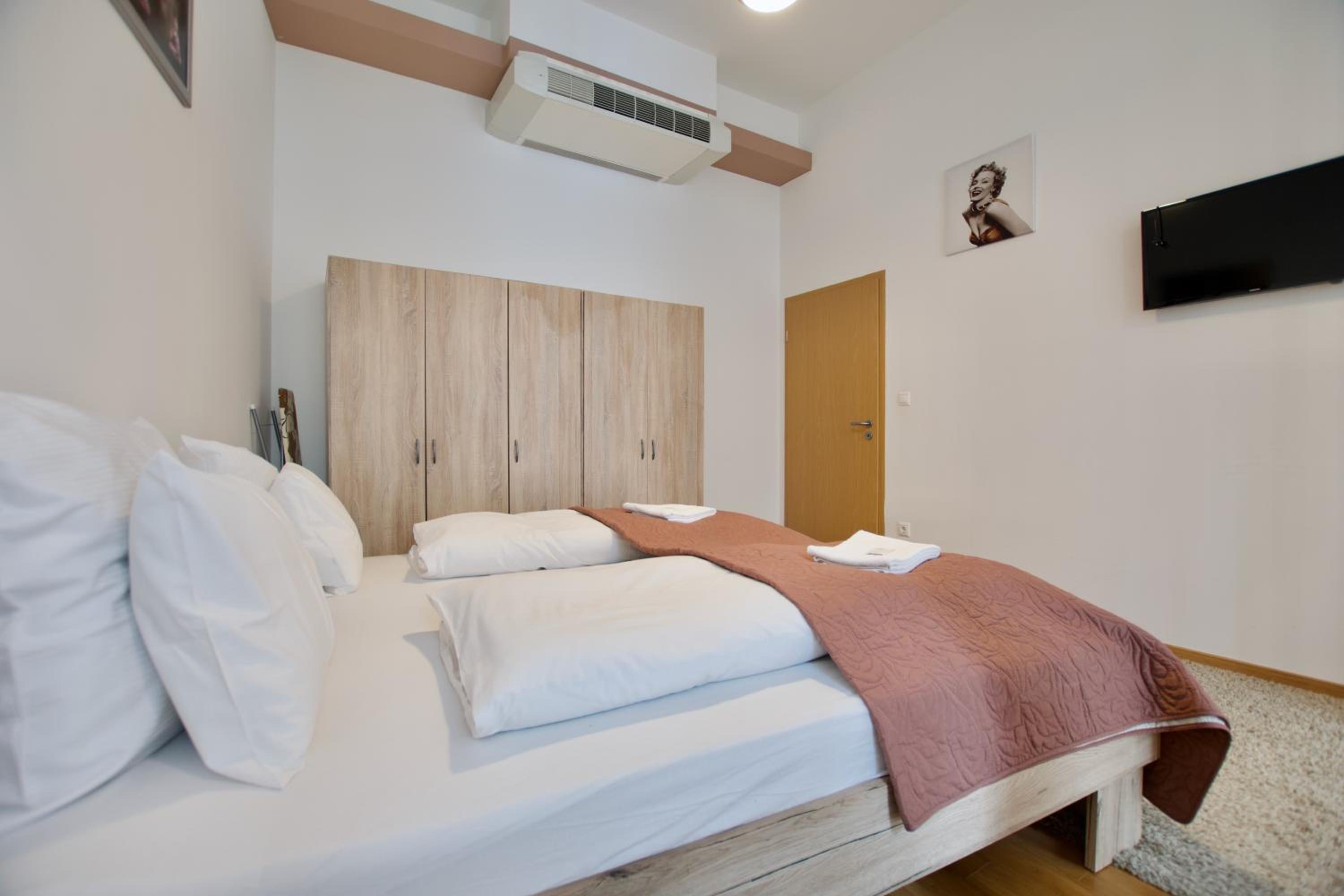 Premium Apartment by Hi5 - Vitkovics Suite view 2
