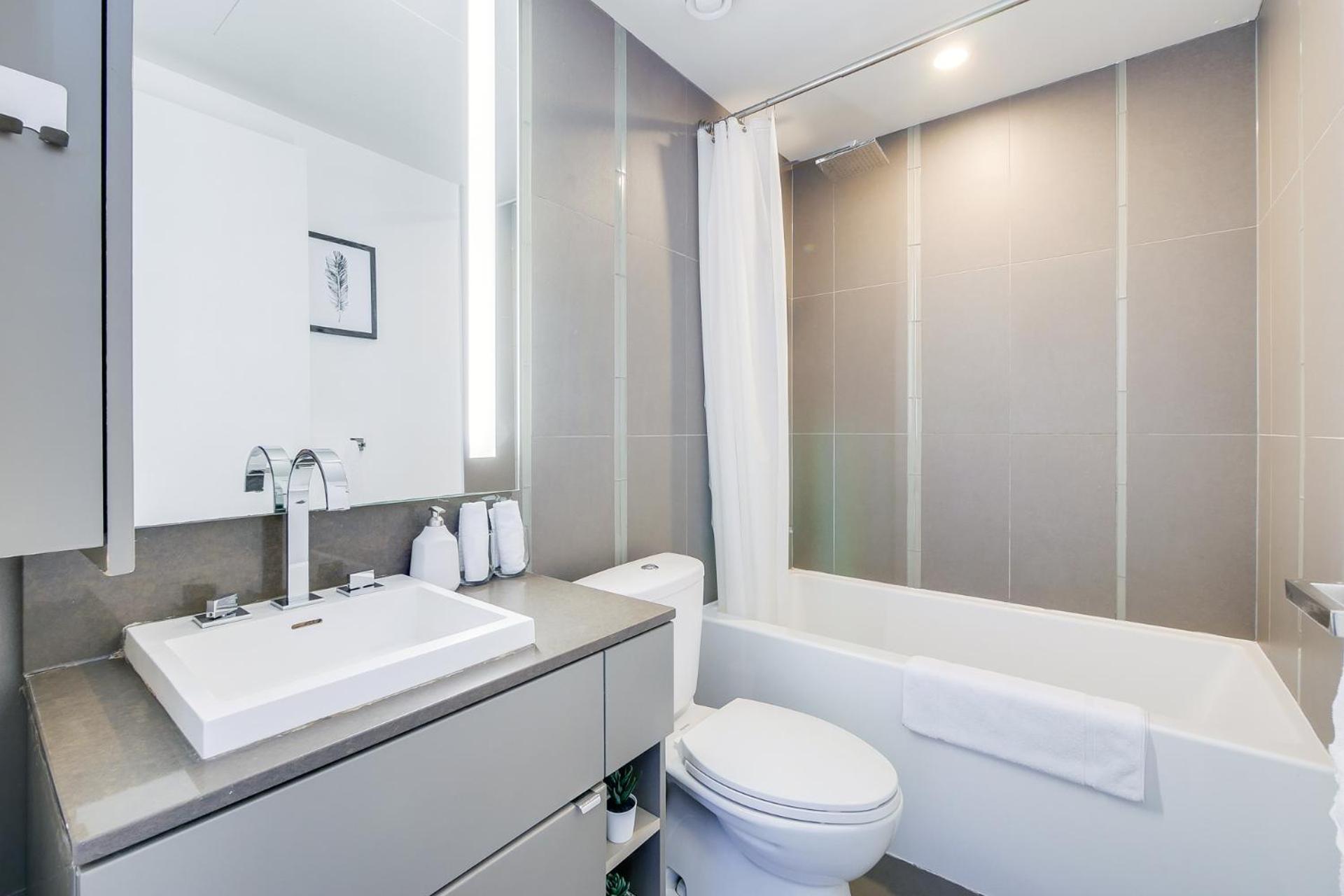 1BR Condo - City View, Near CN Tower & Rogers Center