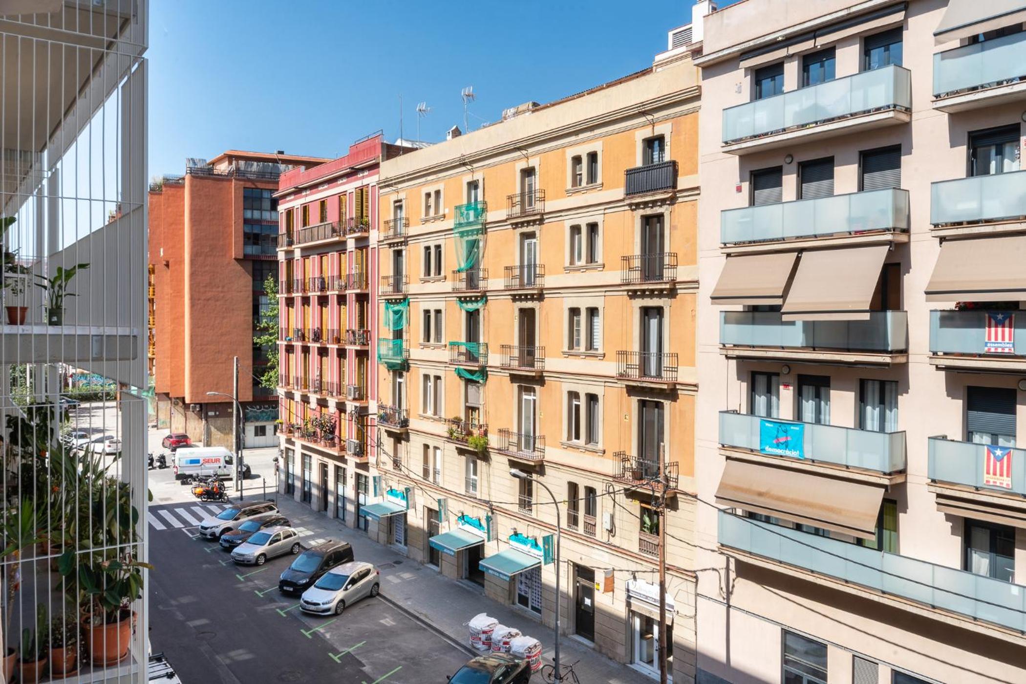 Beautiful renovated Loft minutes from the beach