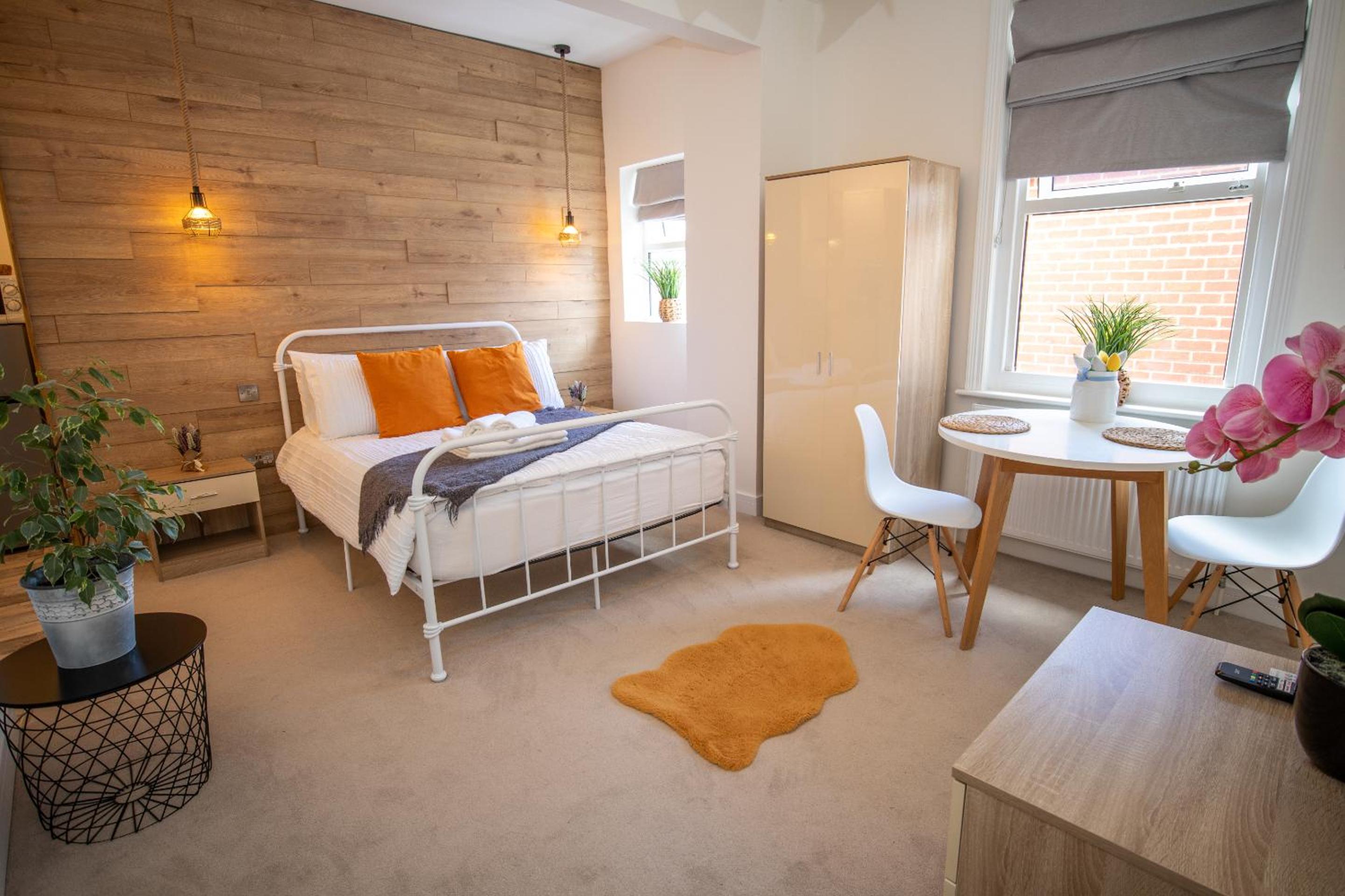 Studio Ideal for Relocators, Contractors and Working Professional, Close to Town and Eastbourne Hospital view 5