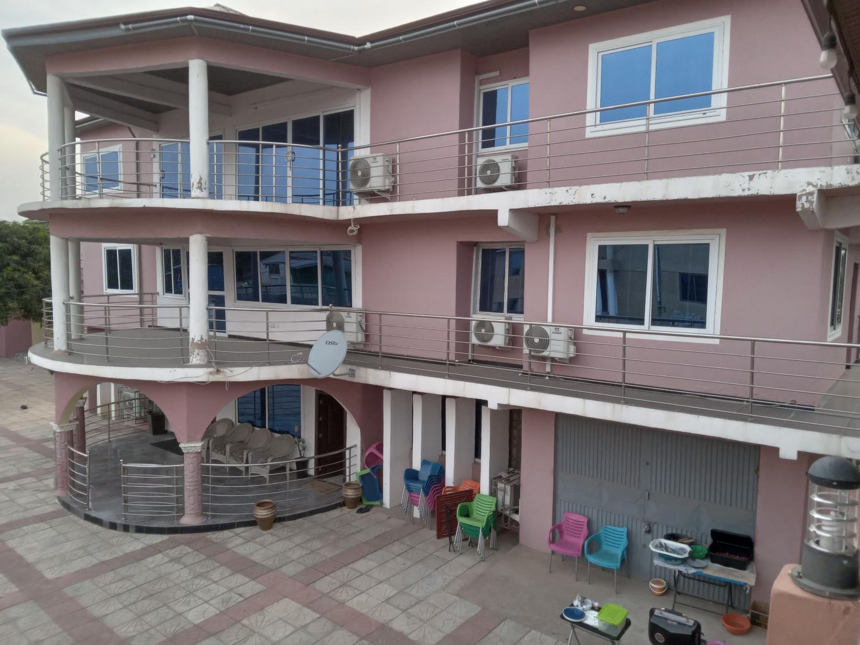 Captivating 1-Bed Lodge in Accra view 4