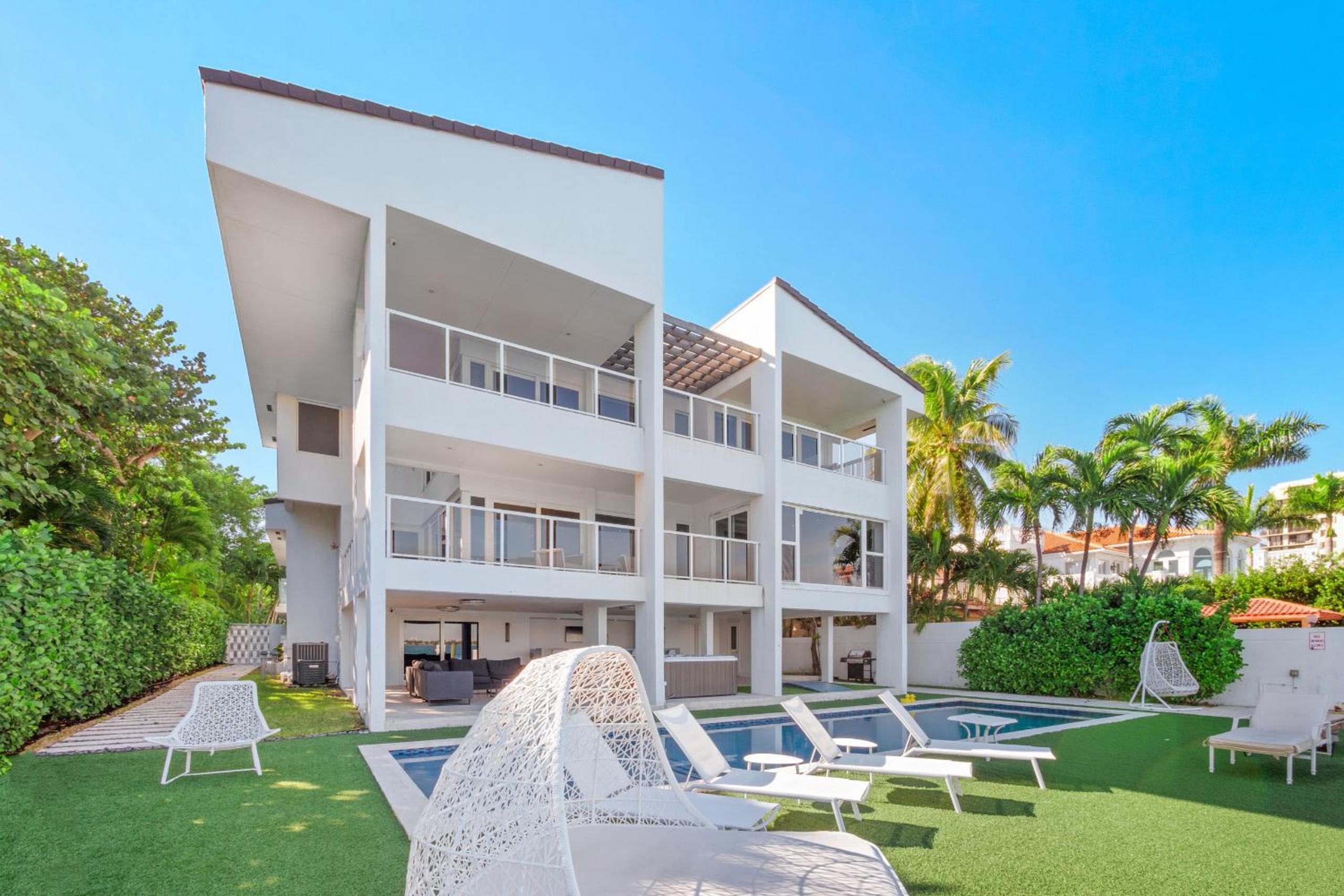 Experience Opulence Your Exclusive Waterfront Sanctuary in Miami Beach